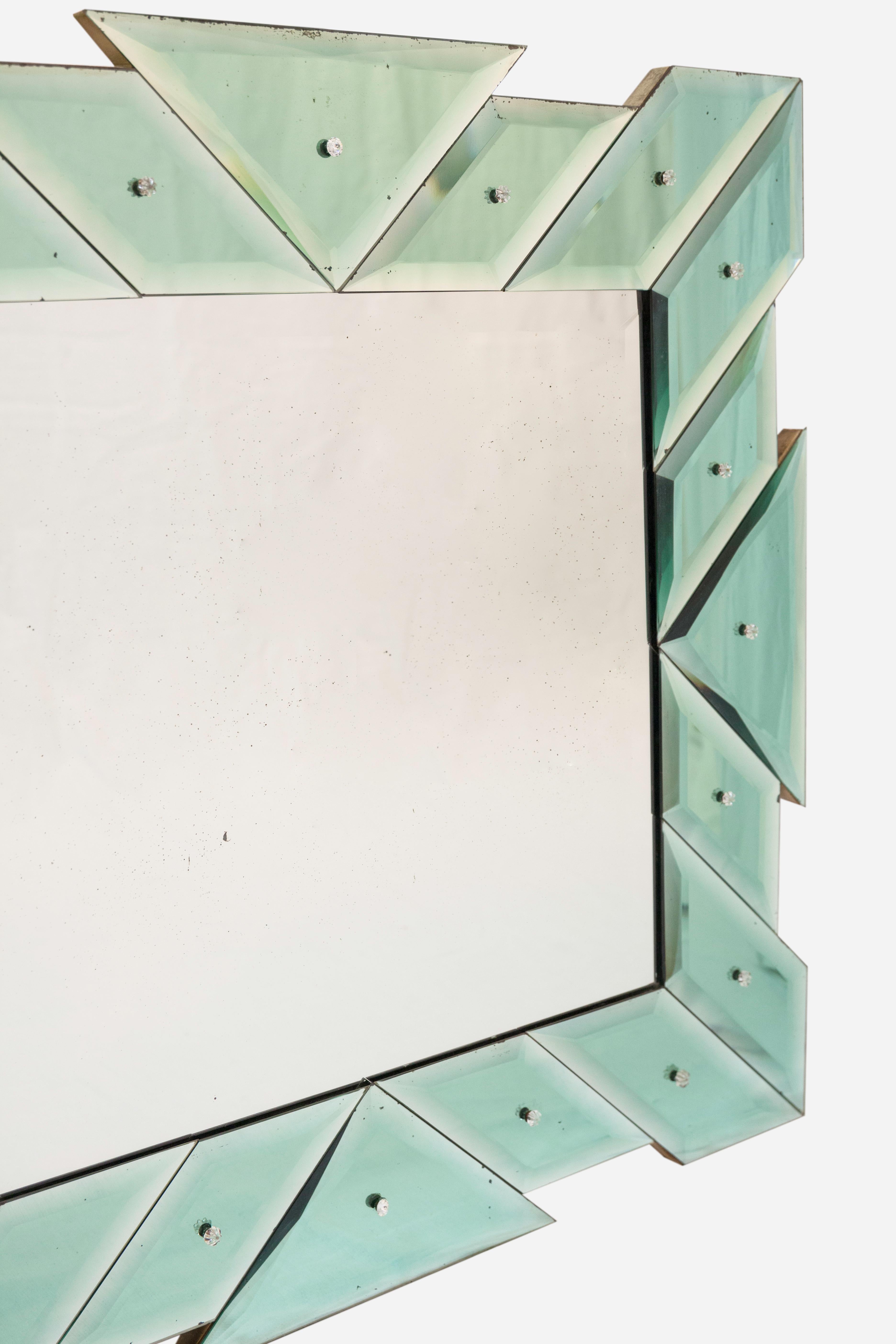 Ein schöner quadratischer Spiegel aus Glas, um 1940
Spiegelglas und Holz, verziert mit Glasblumen in jedem Abschnitt.
Hergestellt von Fontana Arte, Italien.
