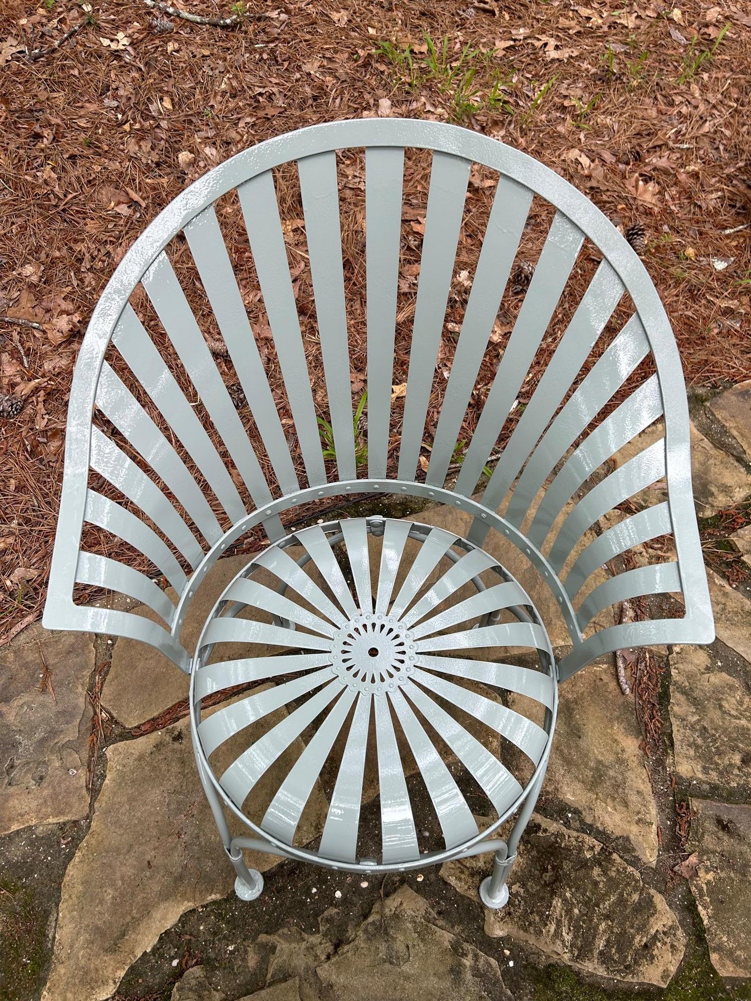Chaise de jardin Fanback de Francois Carre restaurée.  Cette chaise a fait l'objet d'une restauration complète. Le processus a commencé par la remise à nu de chaque chaise. Ensuite, chaque ressort, raidisseur, retenue et rivet du fond du siège a été
