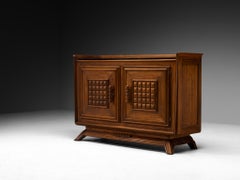 Französischer Art-déco-Schrank aus den 1940er Jahren aus massivem Nussbaumholz und Fossilstein