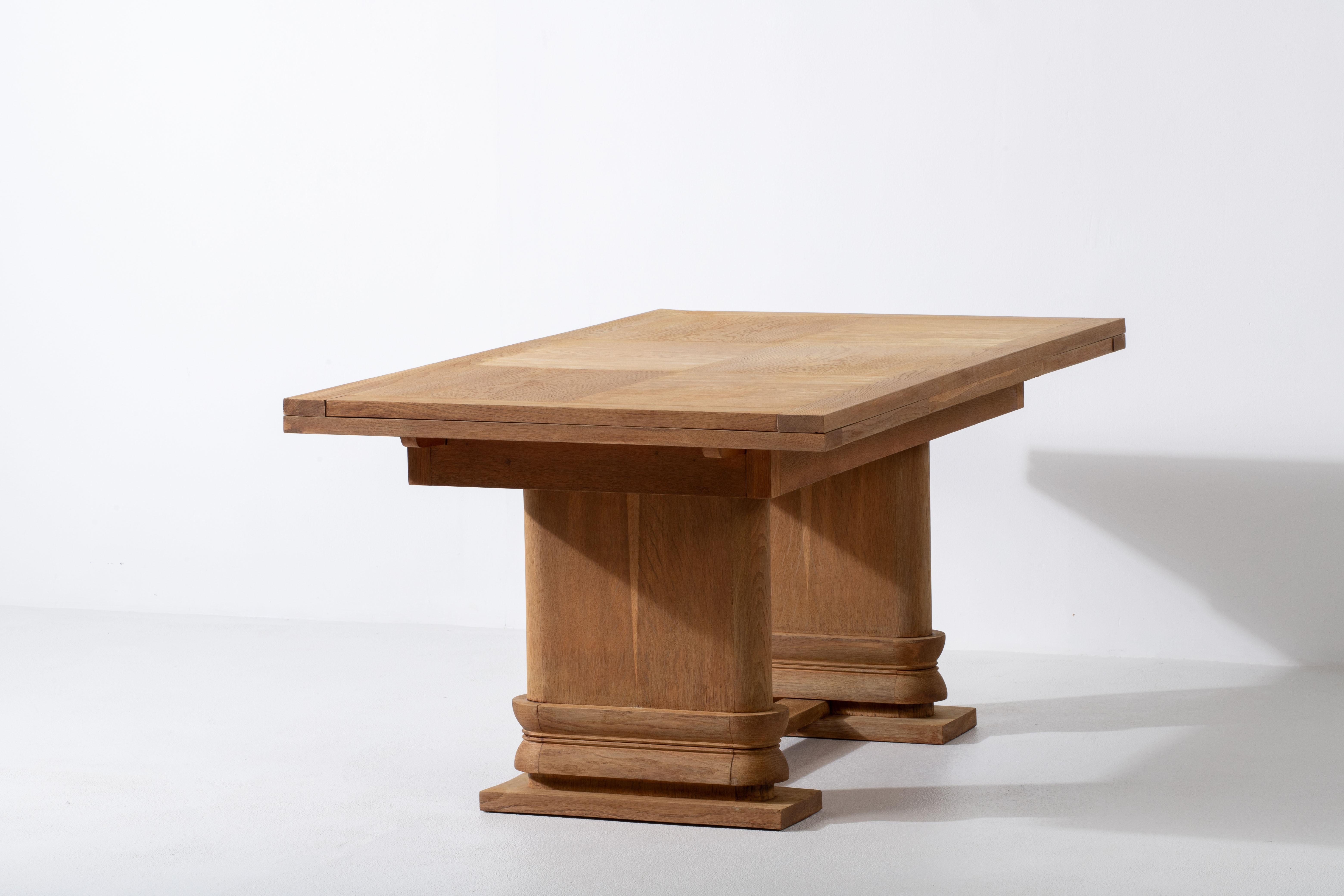 1940s French Art Deco Extendable Oak Table In Good Condition In Wiesbaden, DE