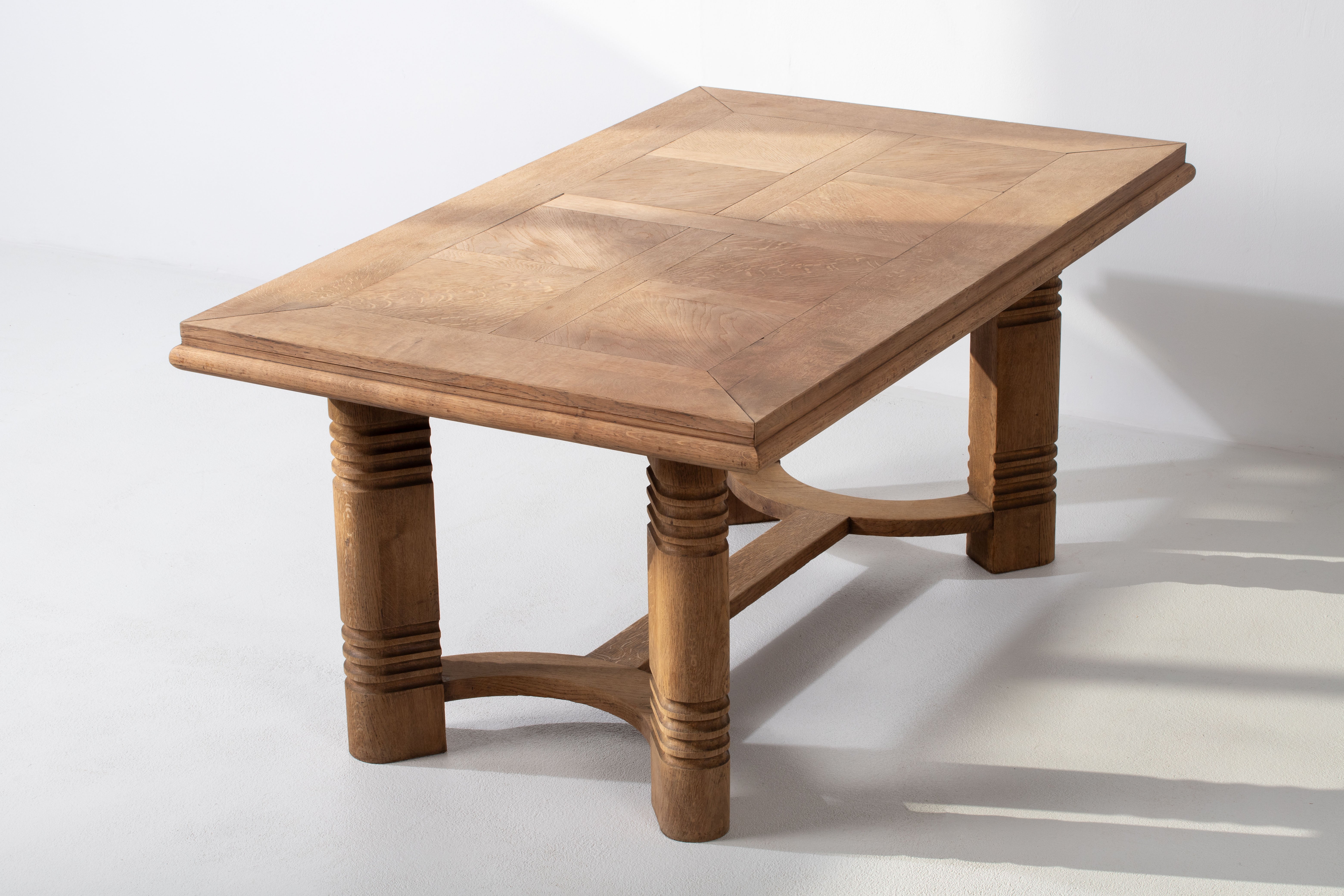 1940s French Art Deco Extendable Oak Table In Good Condition For Sale In Wiesbaden, DE