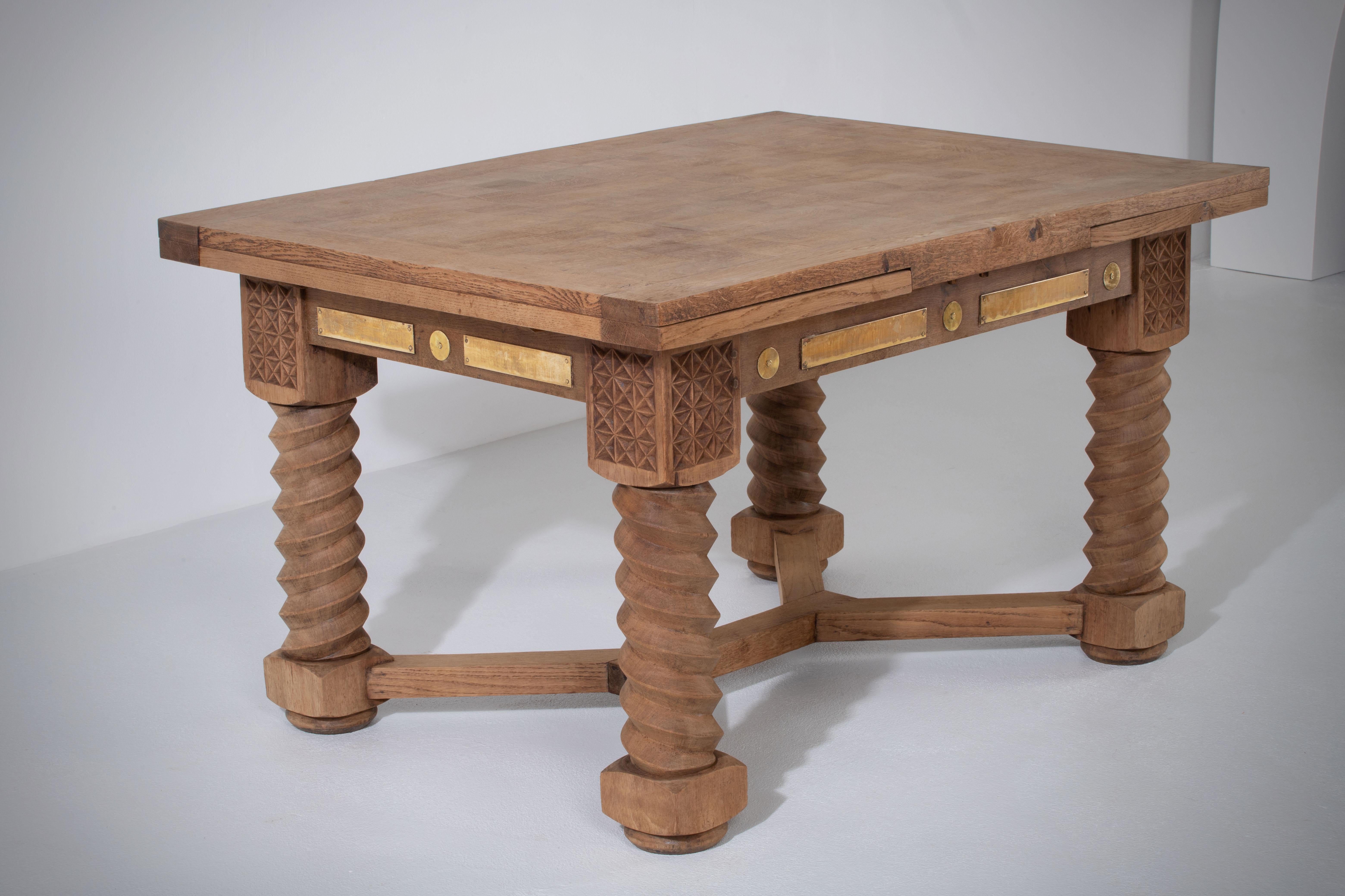 1940s French Art Deco Extendable Oak Table For Sale 4