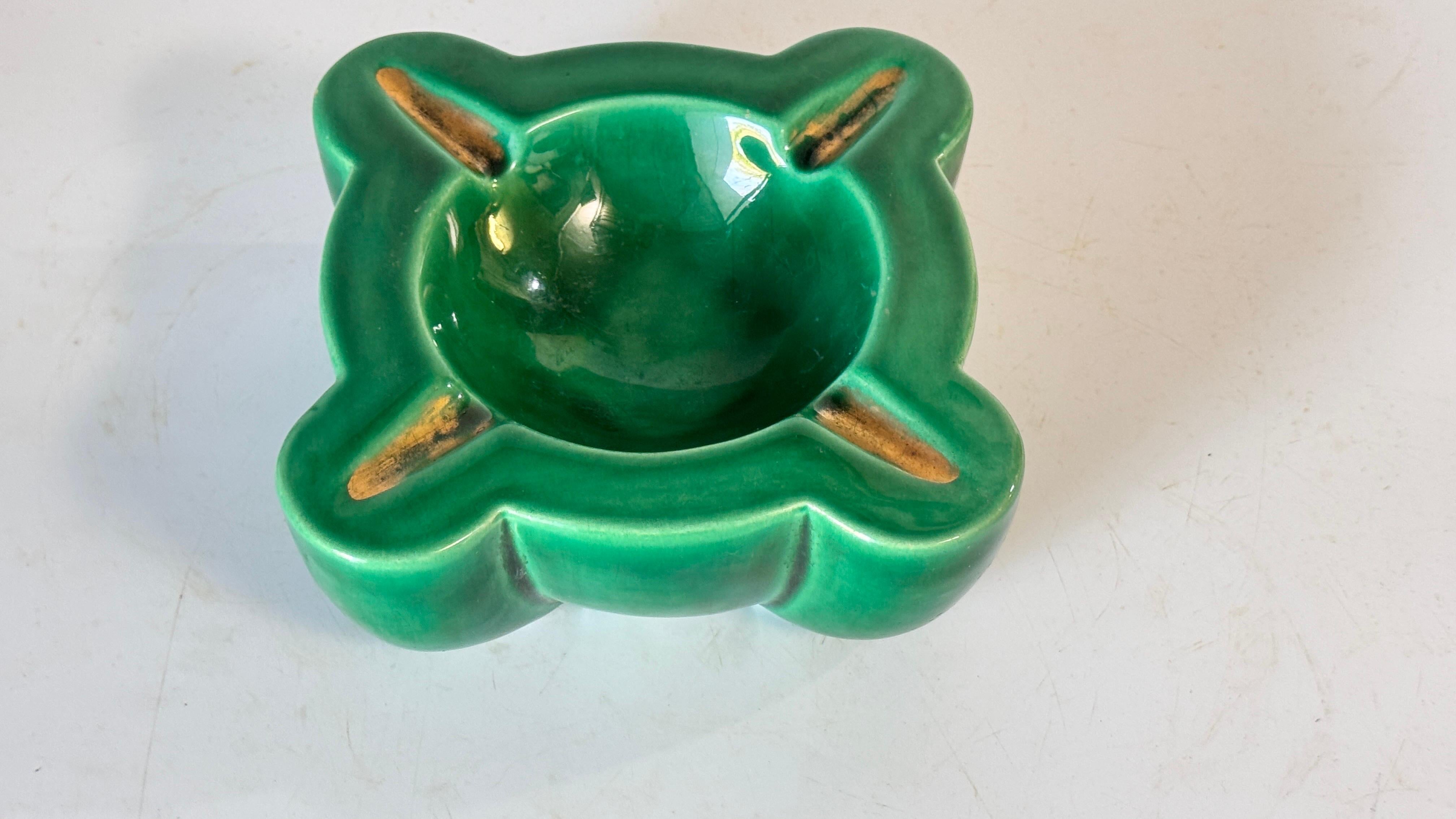 1940s French Art Deco Green Ceramic Ashtray with Gilded Details, Four Cigarette For Sale 5