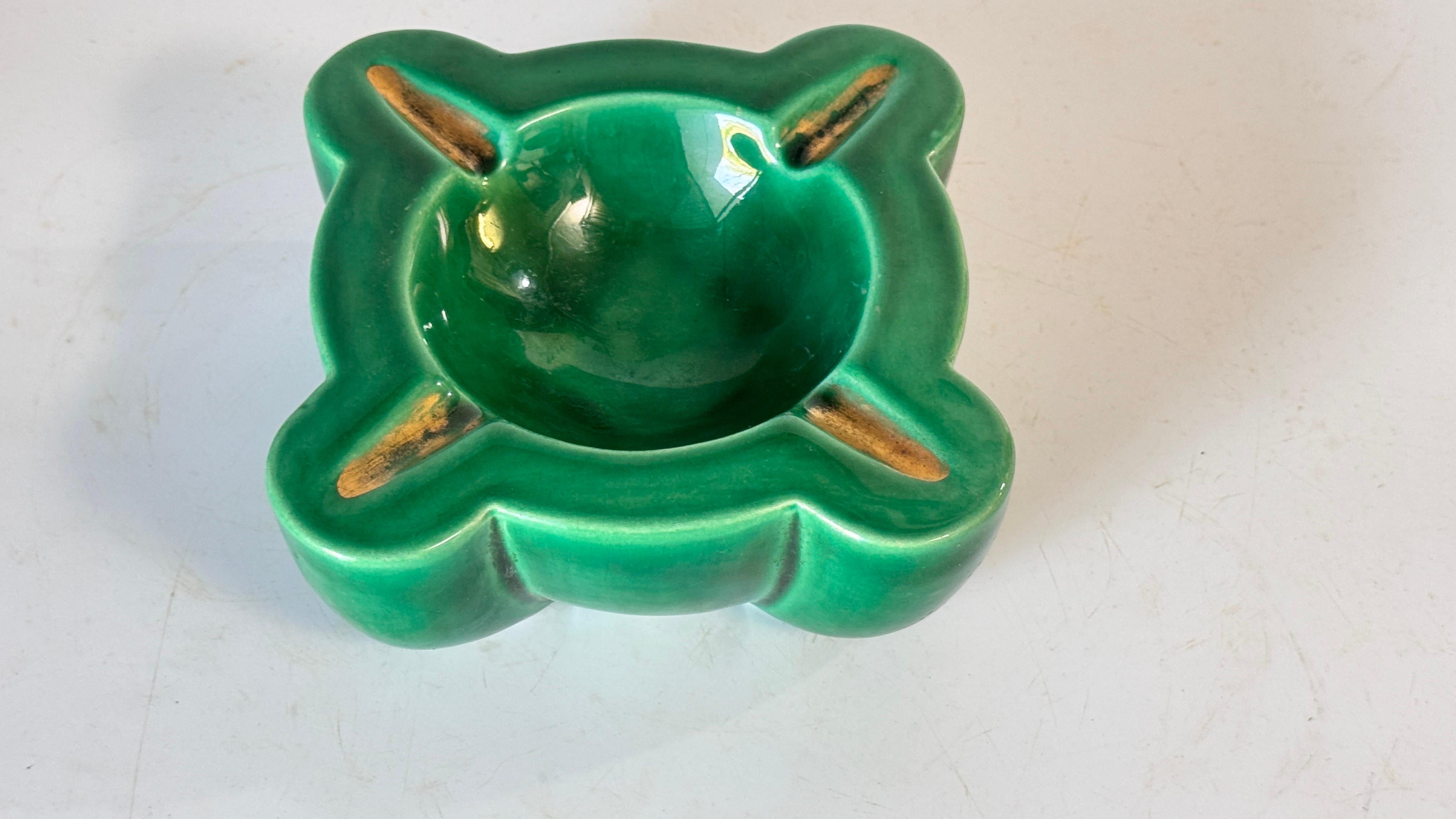 1940s French Art Deco Green Ceramic Ashtray with Gilded Details, Four Cigarette For Sale 6