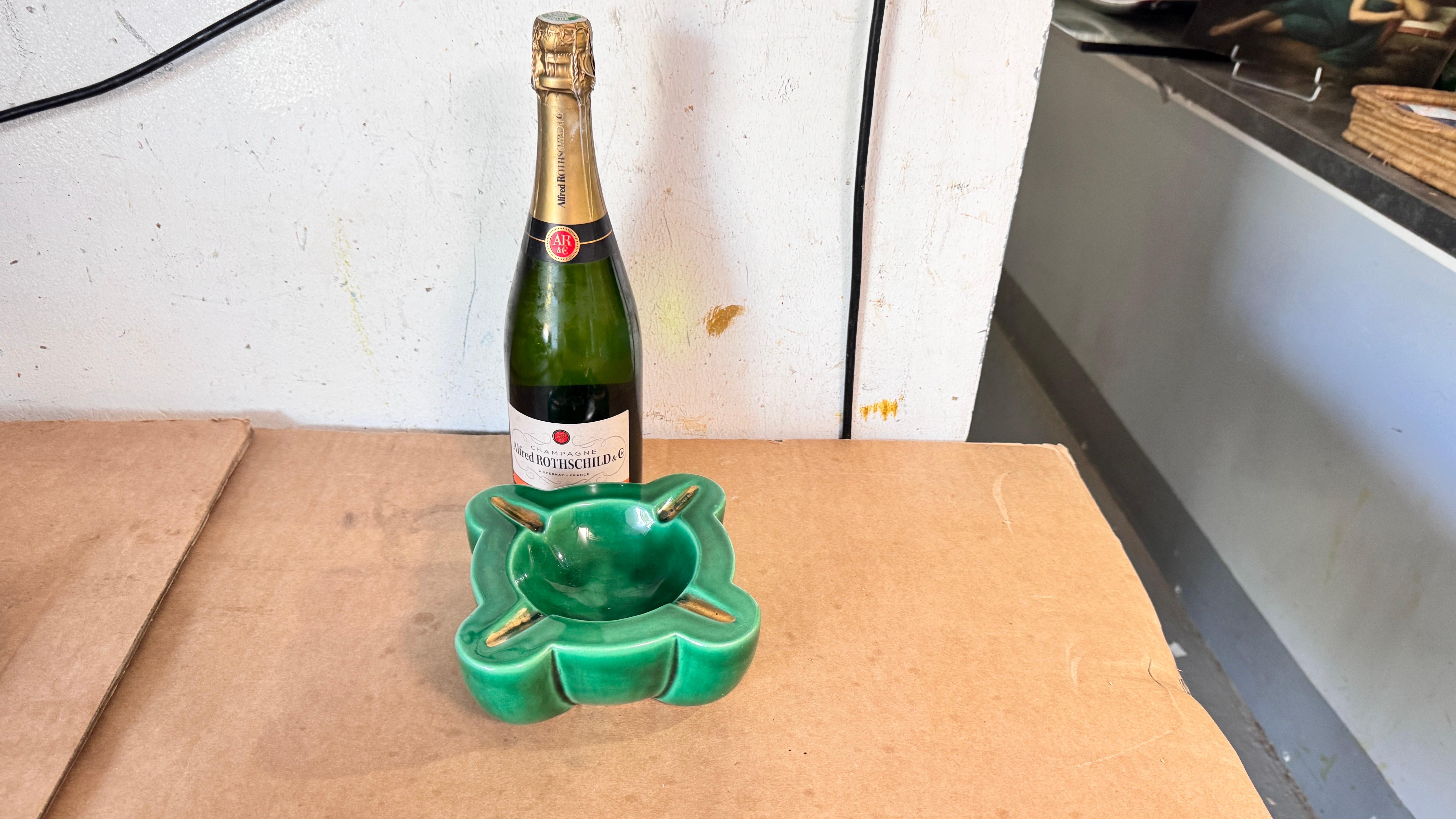 1940s French Art Deco Green Ceramic Ashtray with Gilded Details, Four Cigarette In Good Condition For Sale In Auribeau sur Siagne, FR