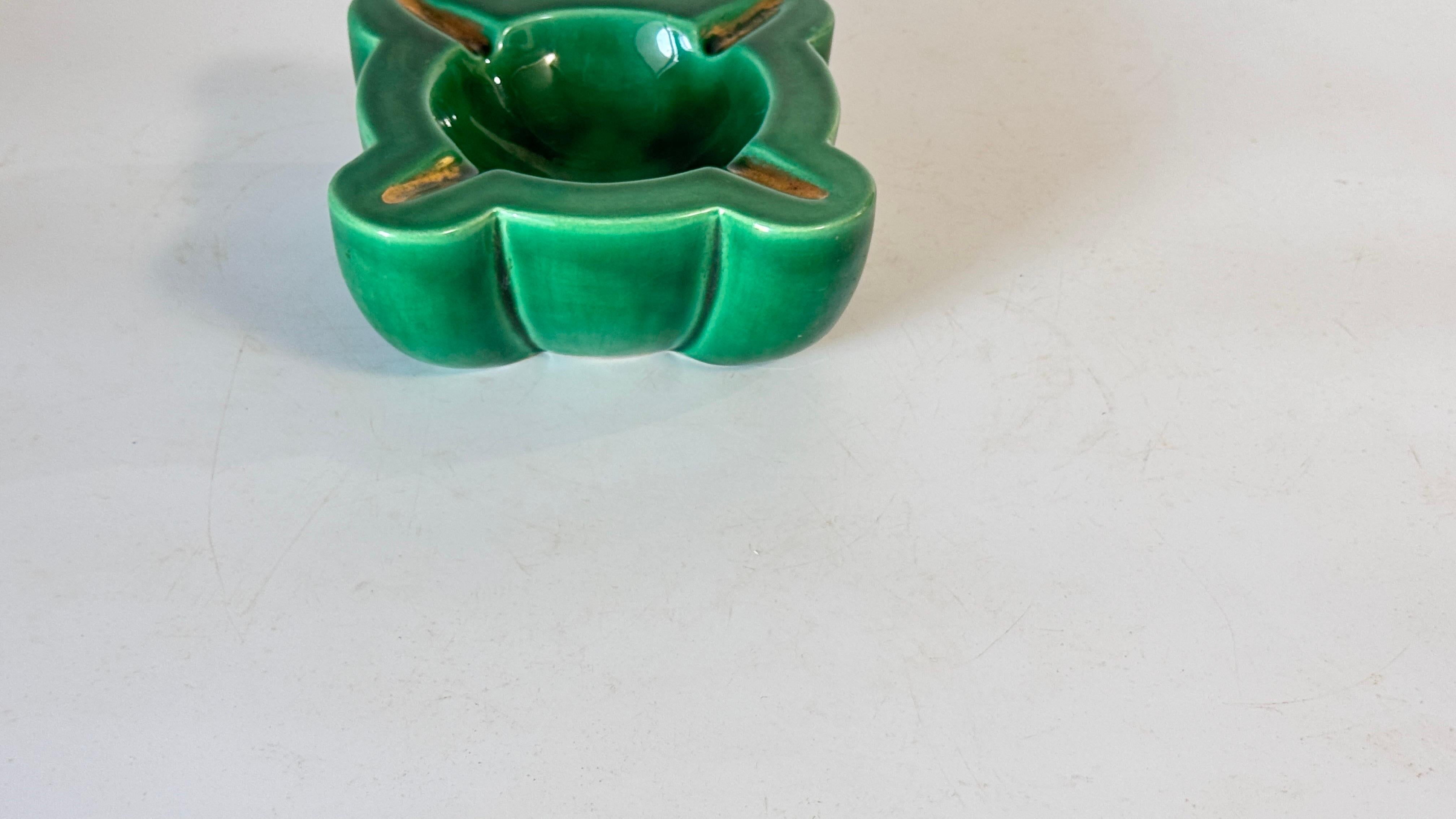 1940s French Art Deco Green Ceramic Ashtray with Gilded Details, Four Cigarette For Sale 1