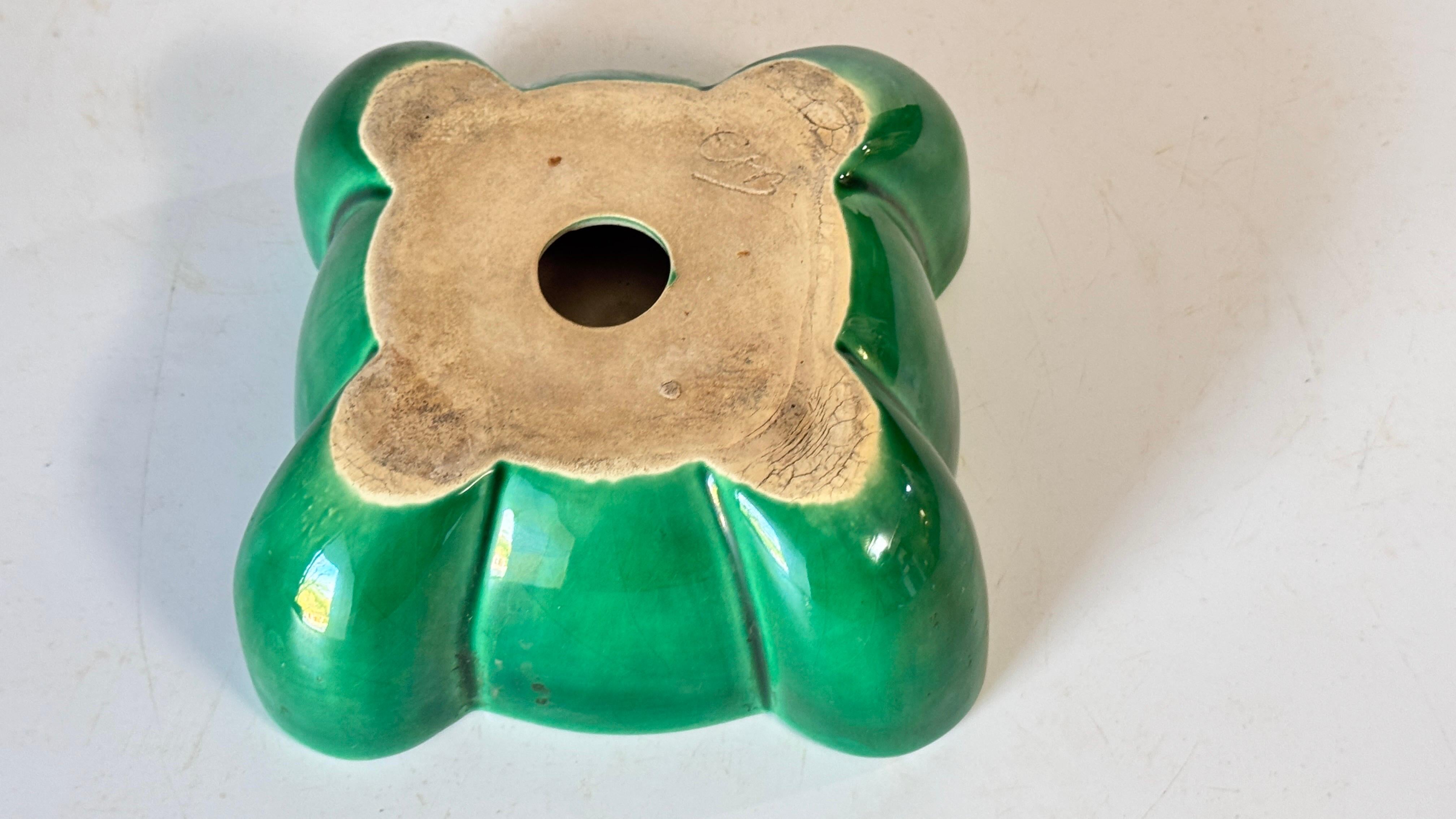 1940s French Art Deco Green Ceramic Ashtray with Gilded Details, Four Cigarette For Sale 2