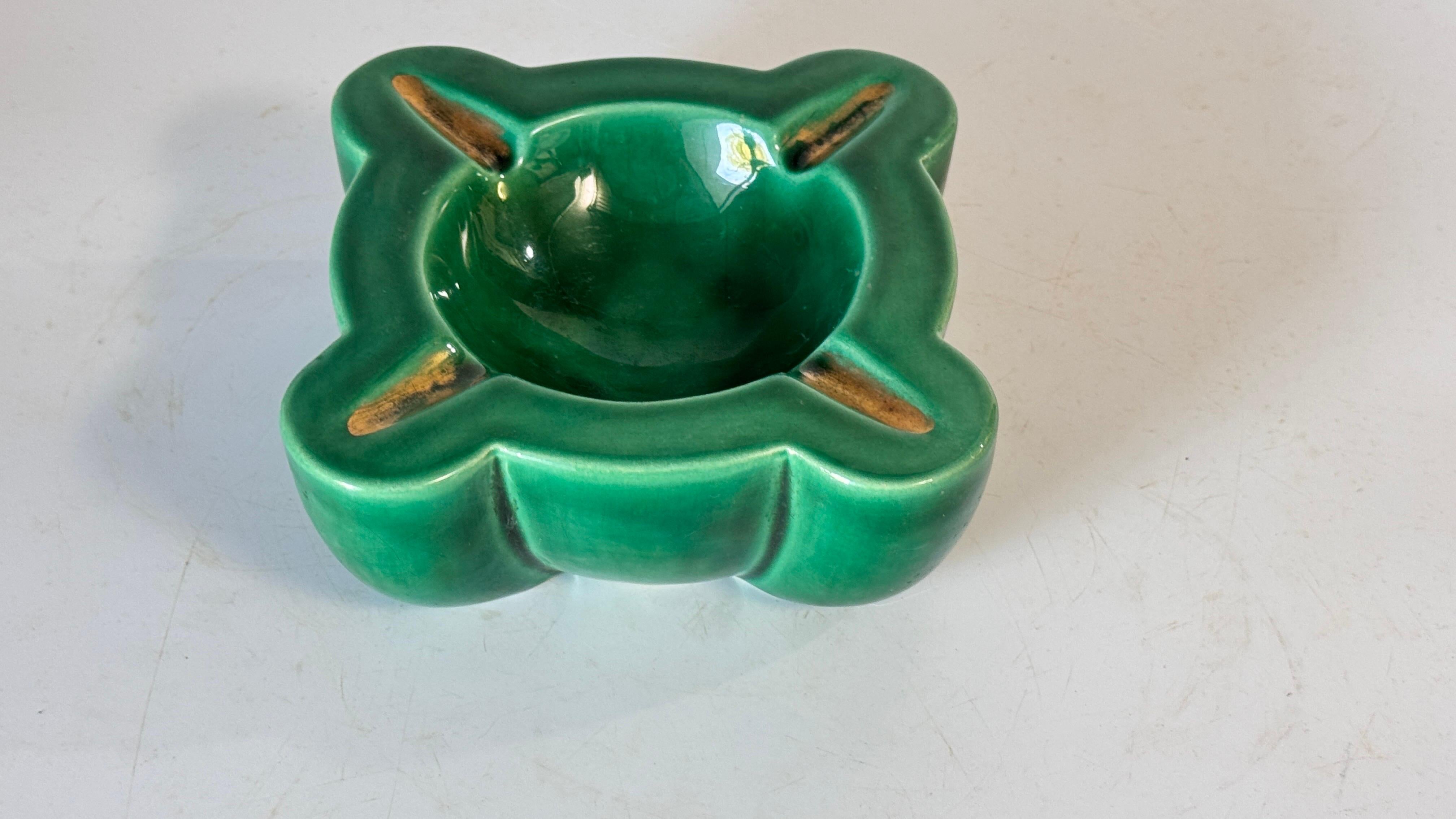 1940s French Art Deco Green Ceramic Ashtray with Gilded Details, Four Cigarette For Sale 4