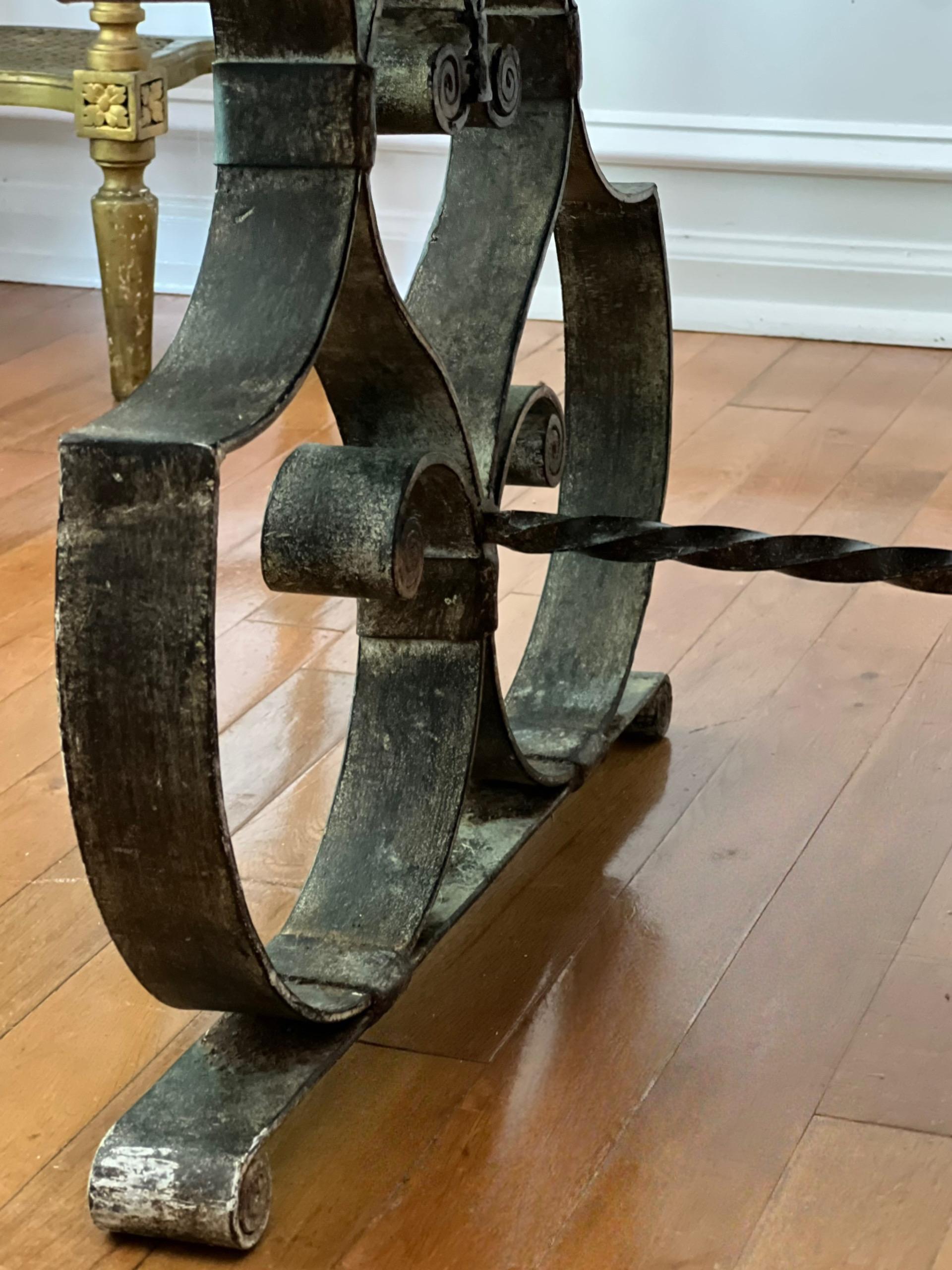 Mesa de centro francesa Art Decó de 1940 de hierro y tapa de espejo eglomise en venta 4