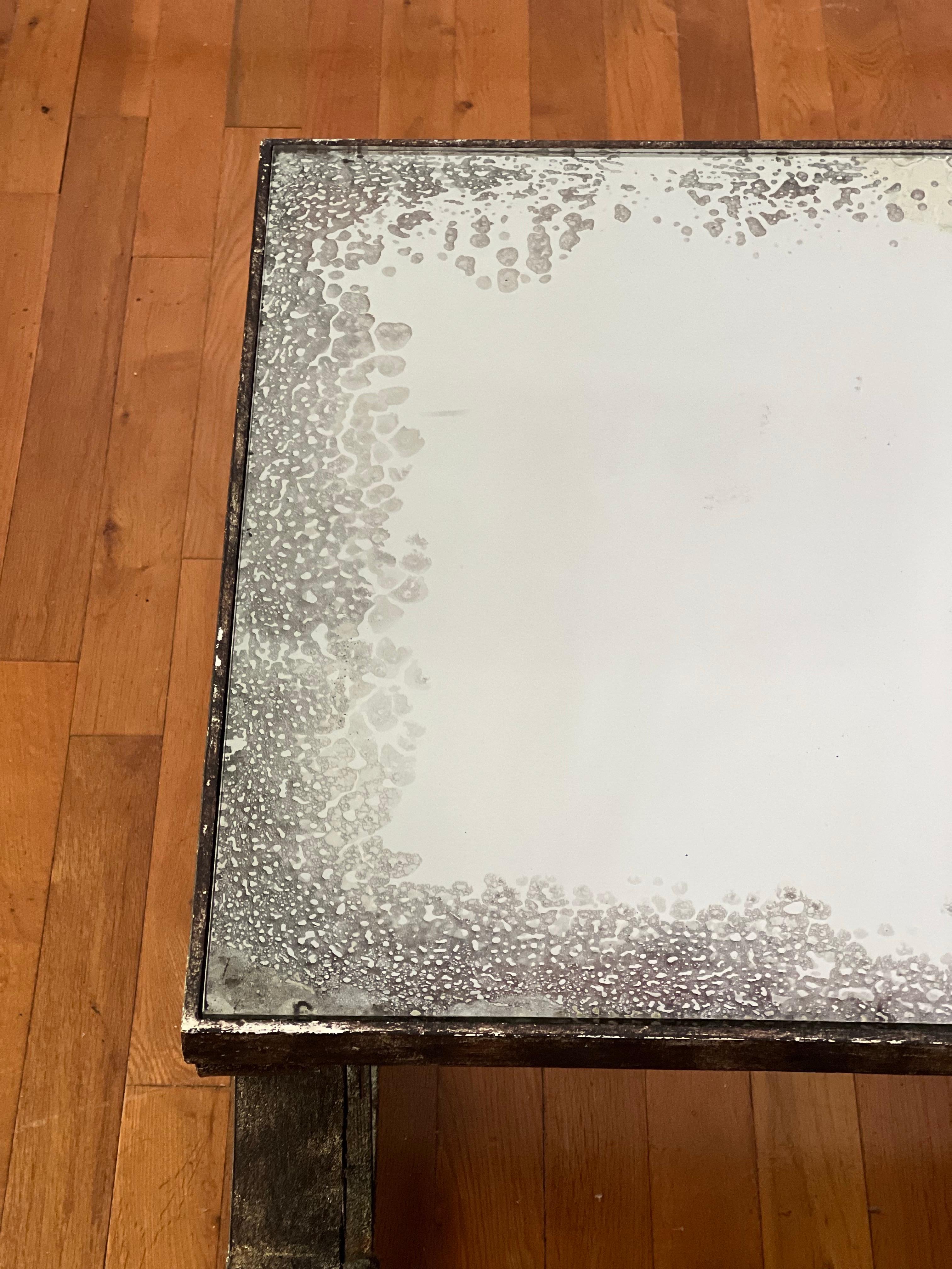 Mesa de centro francesa Art Decó de 1940 de hierro y tapa de espejo eglomise en venta 6