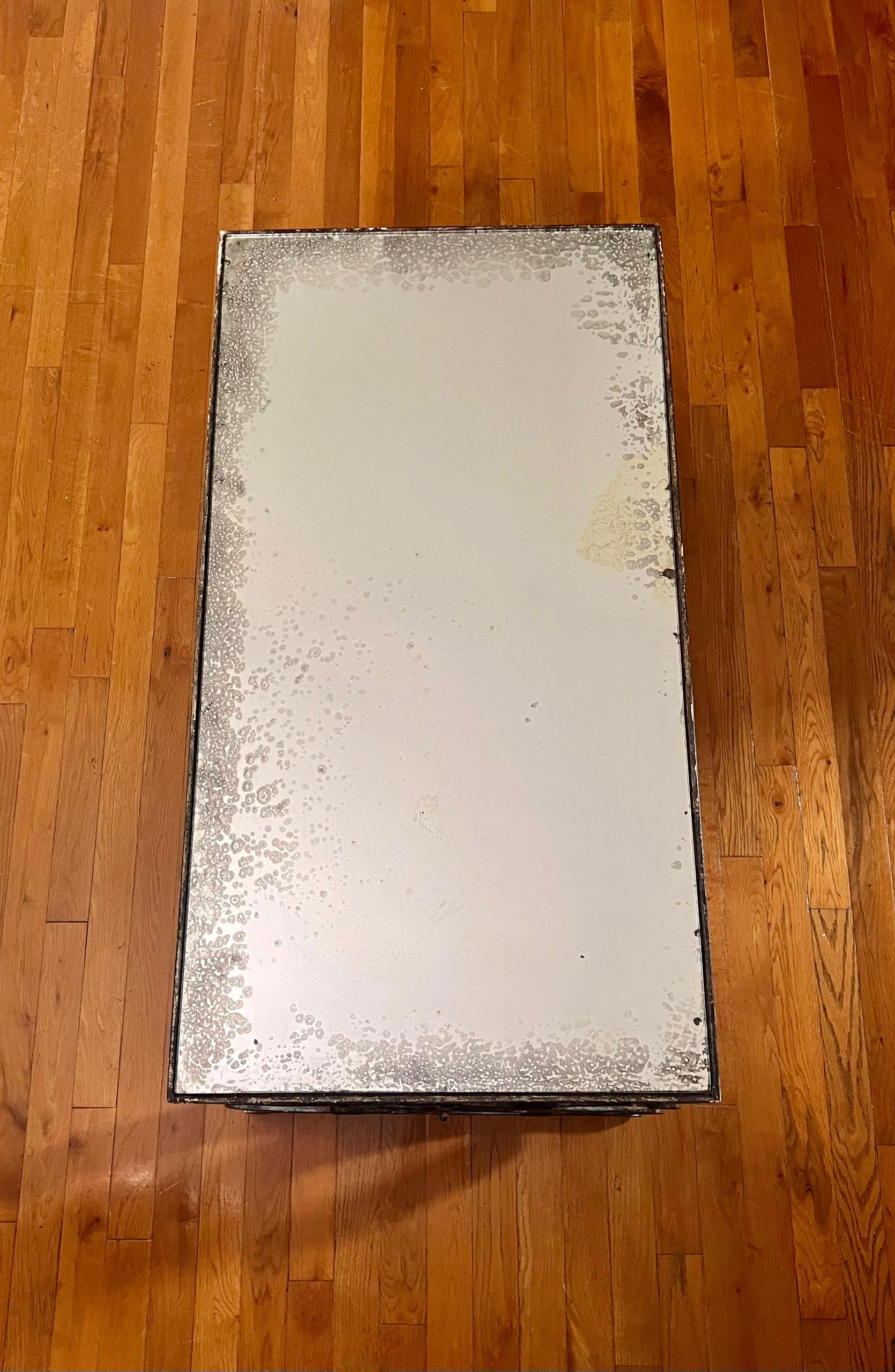 Mesa de centro francesa Art Decó de 1940 de hierro y tapa de espejo eglomise Francés en venta