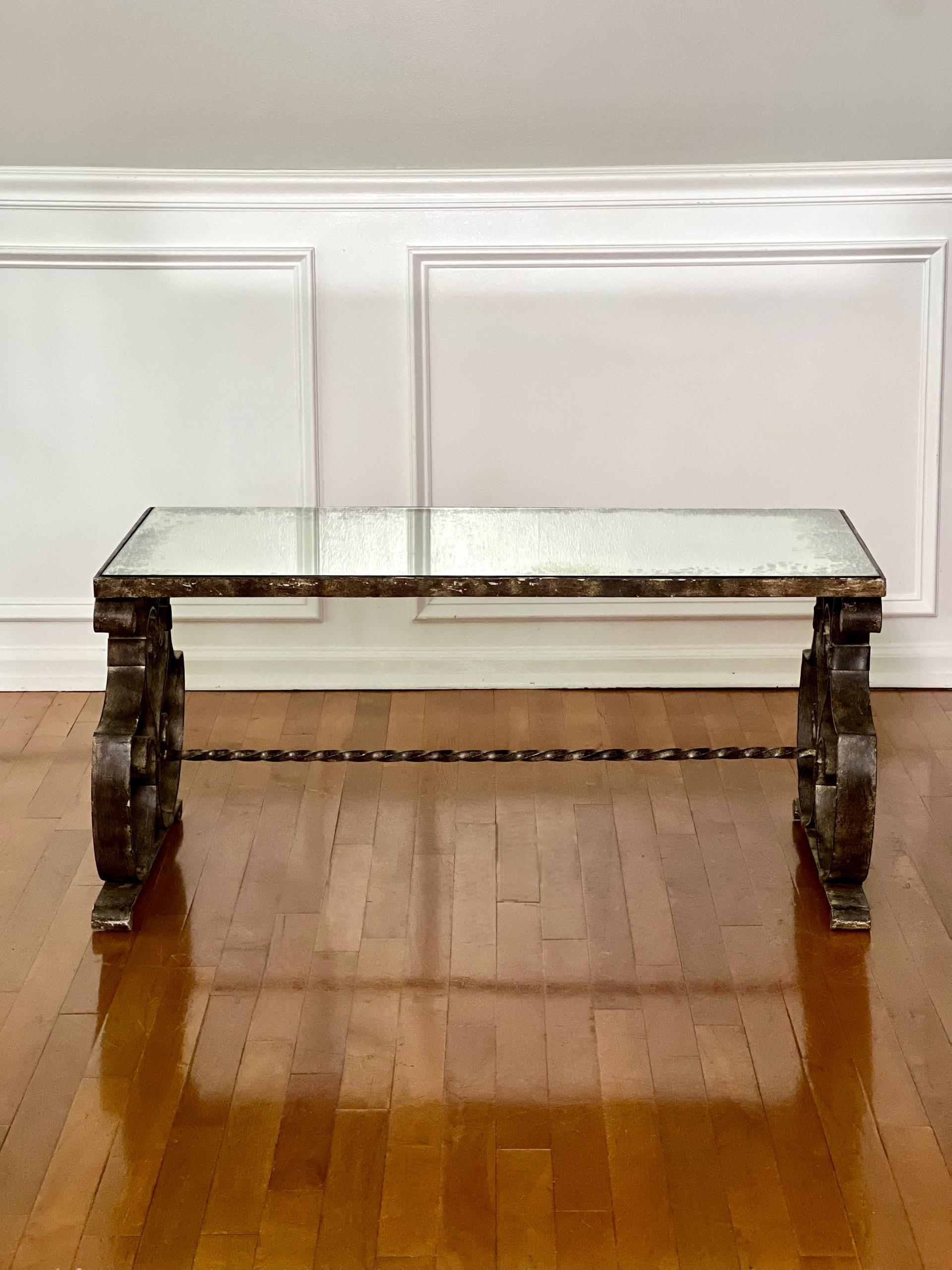 Mesa de centro francesa Art Decó de 1940 de hierro y tapa de espejo eglomise en Bueno estado para la venta en Doylestown, PA