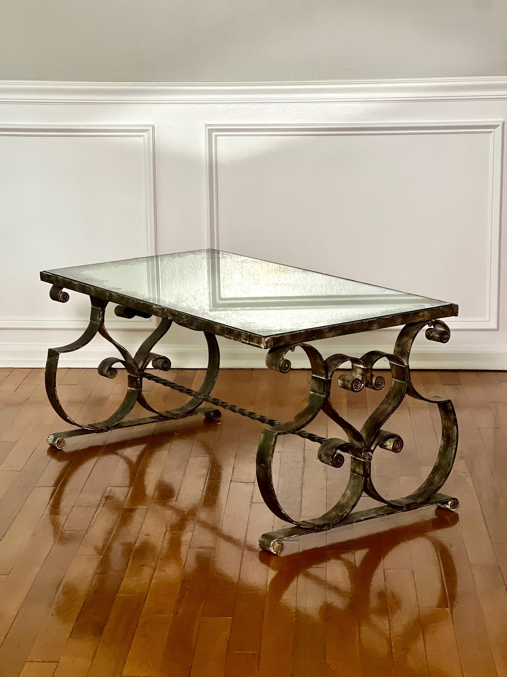 Mesa de centro francesa Art Decó de 1940 de hierro y tapa de espejo eglomise mediados del siglo XX en venta