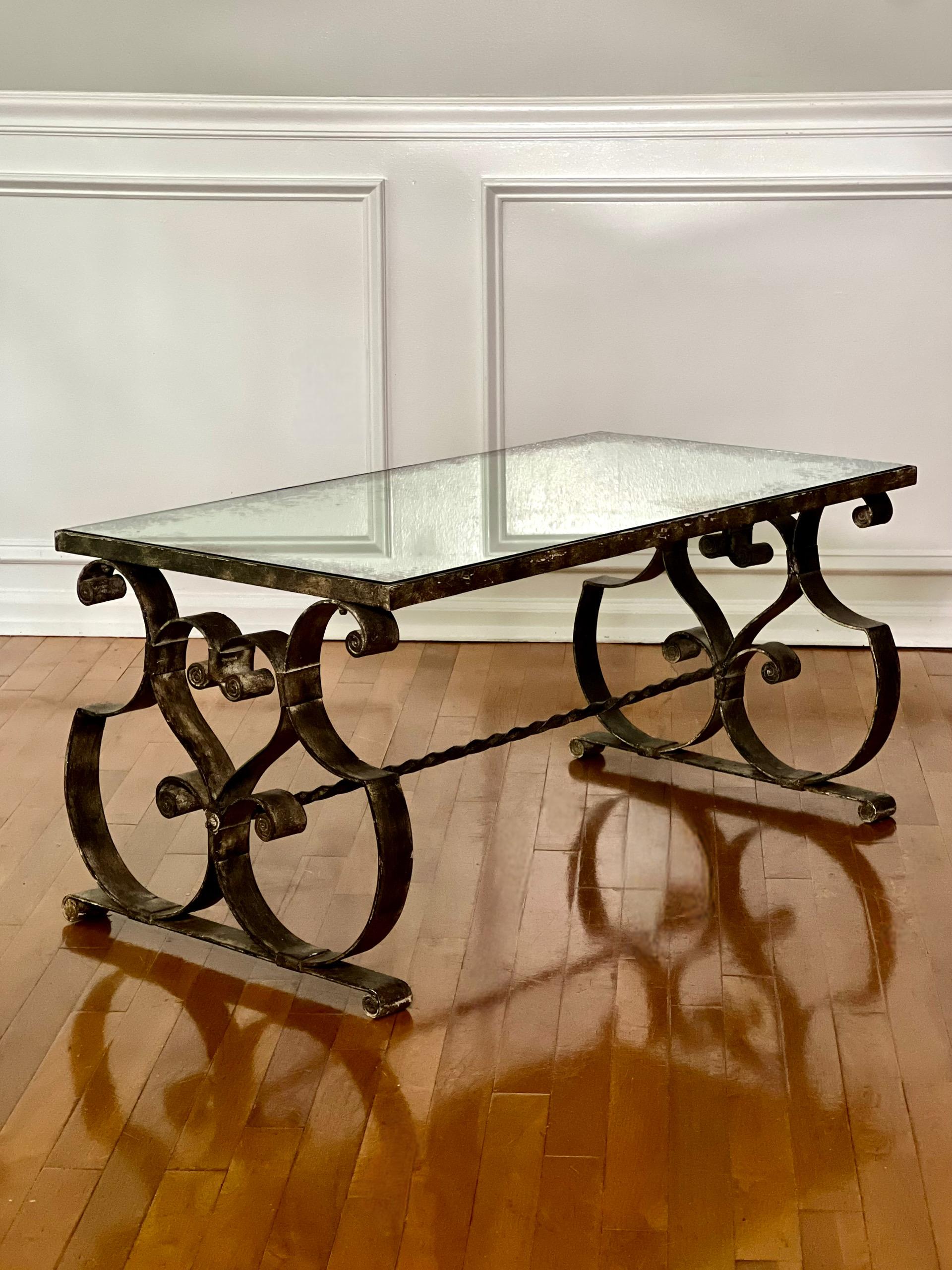 Mesa de centro francesa Art Decó de 1940 de hierro y tapa de espejo eglomise Espejo en venta
