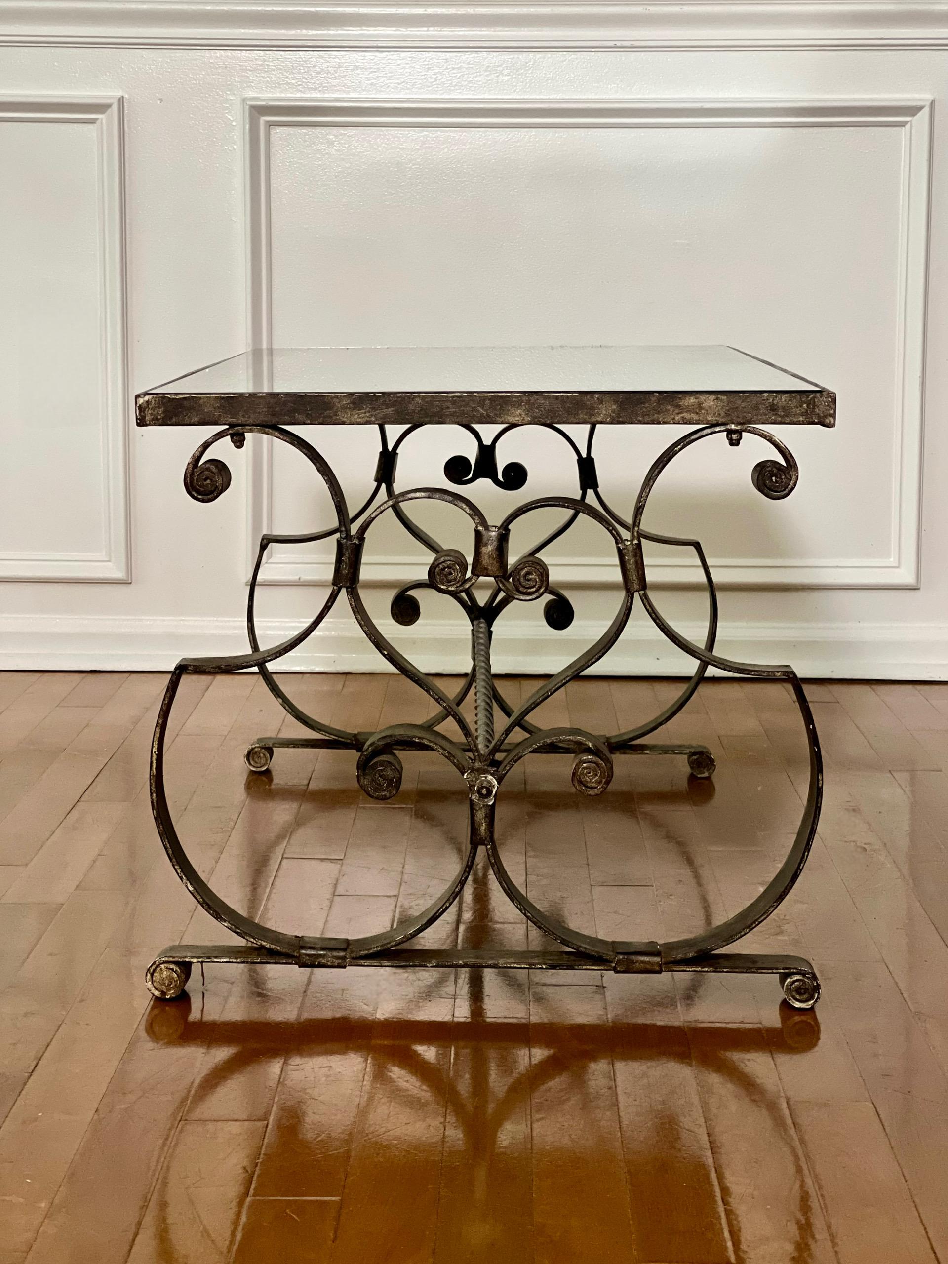 Mesa de centro francesa Art Decó de 1940 de hierro y tapa de espejo eglomise en venta 1