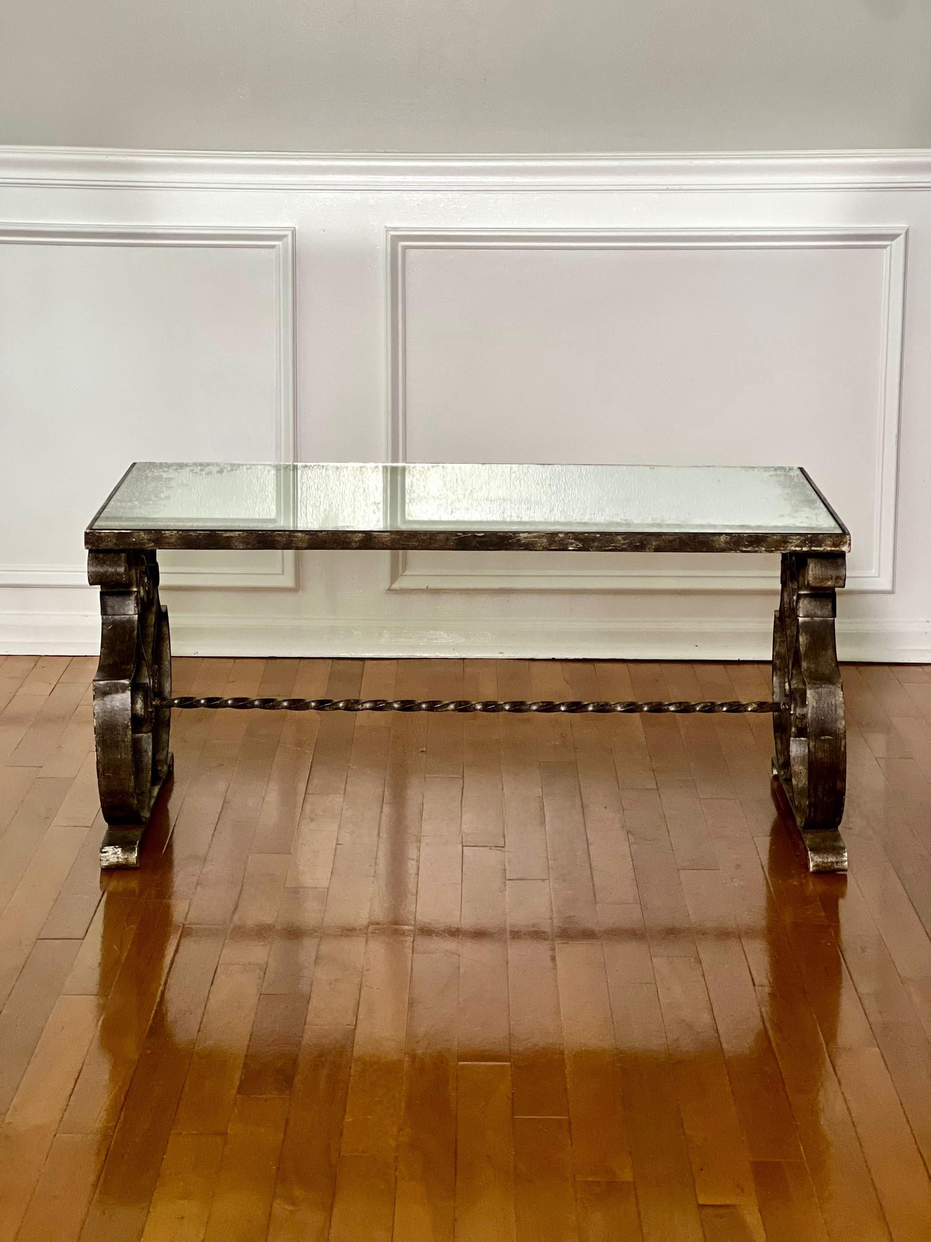 Mesa de centro francesa Art Decó de 1940 de hierro y tapa de espejo eglomise en venta 2