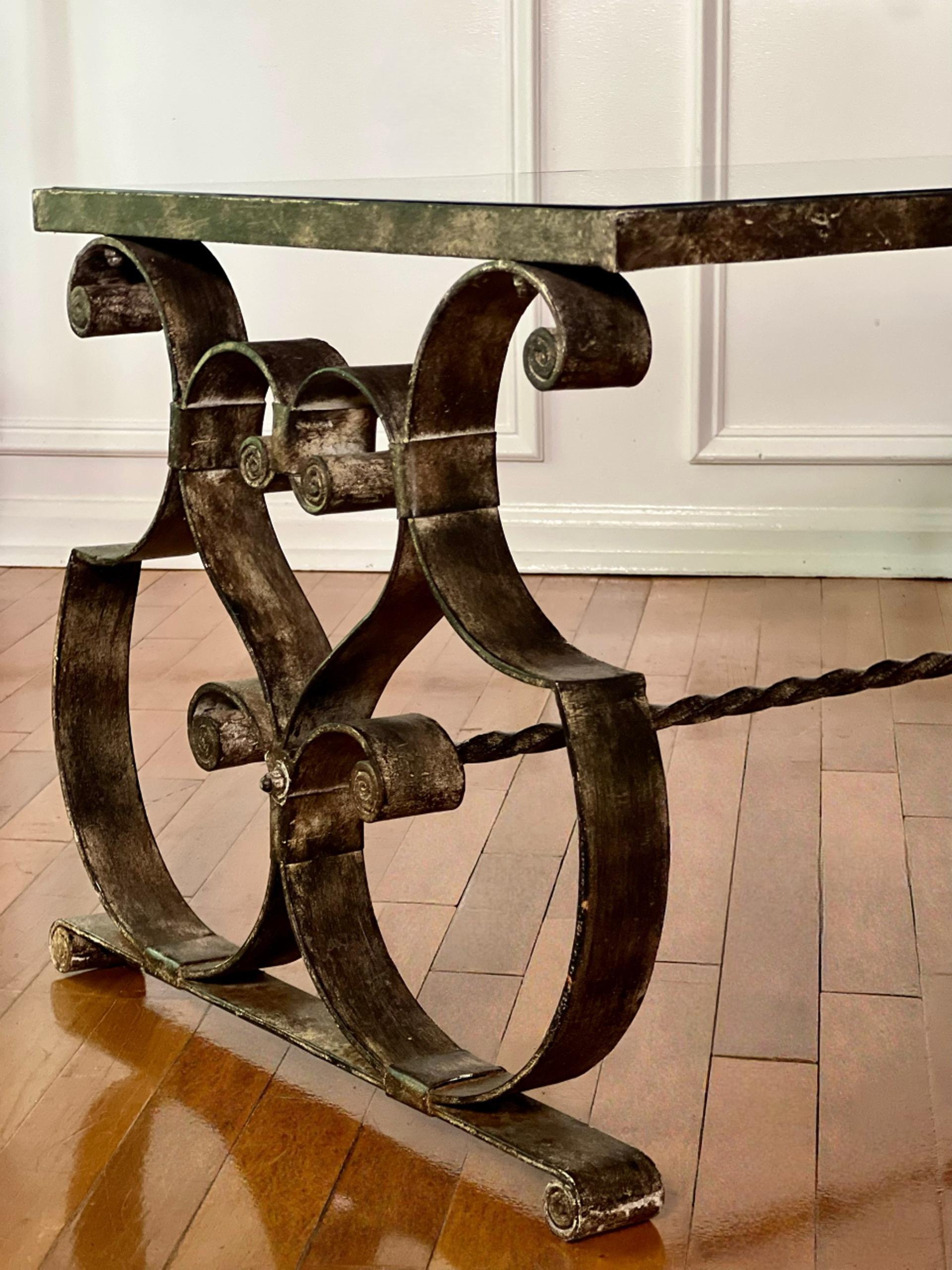 Mesa de centro francesa Art Decó de 1940 de hierro y tapa de espejo eglomise en venta 3