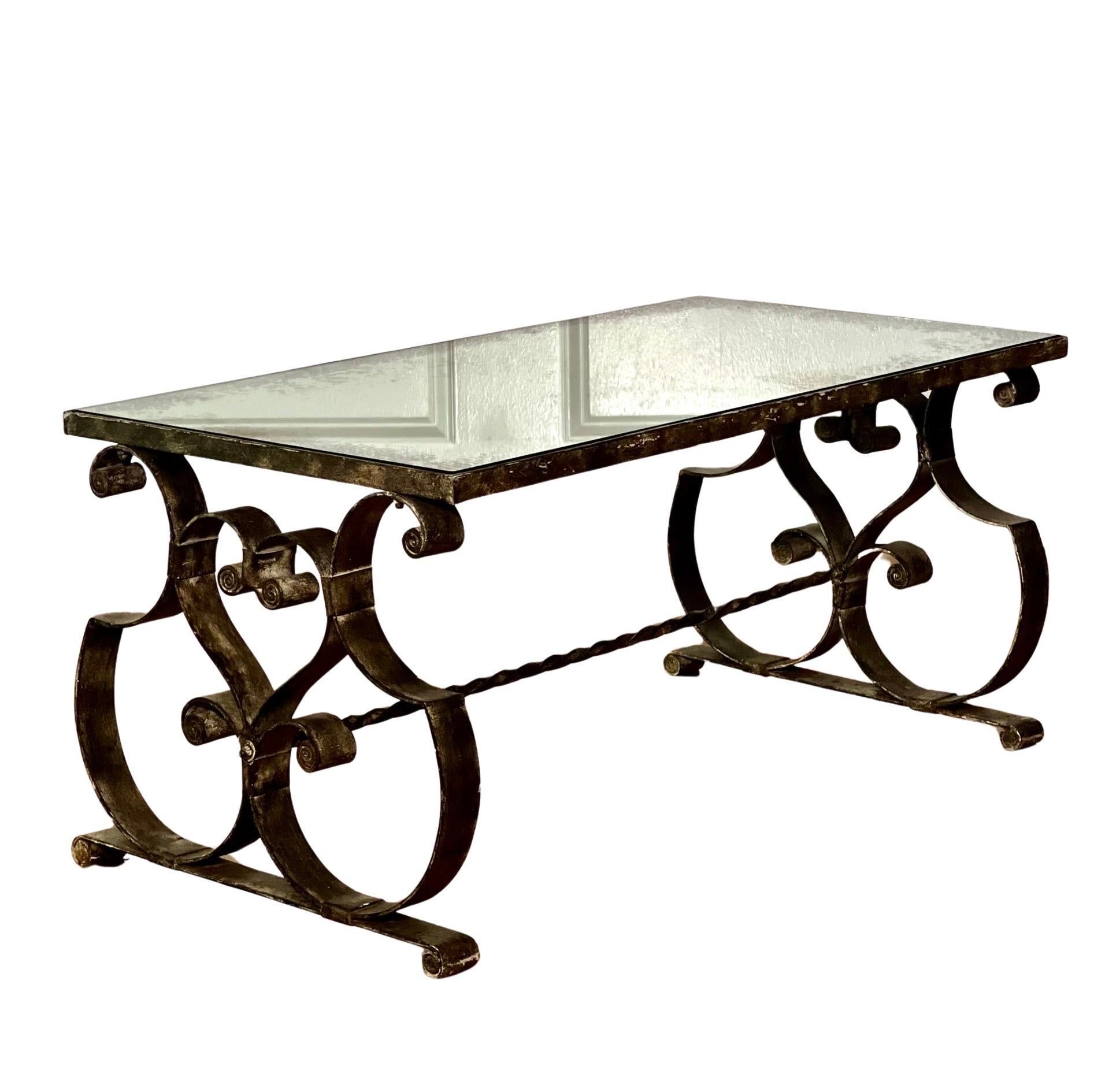 Mesa de centro francesa Art Decó de 1940 de hierro y tapa de espejo eglomise en venta