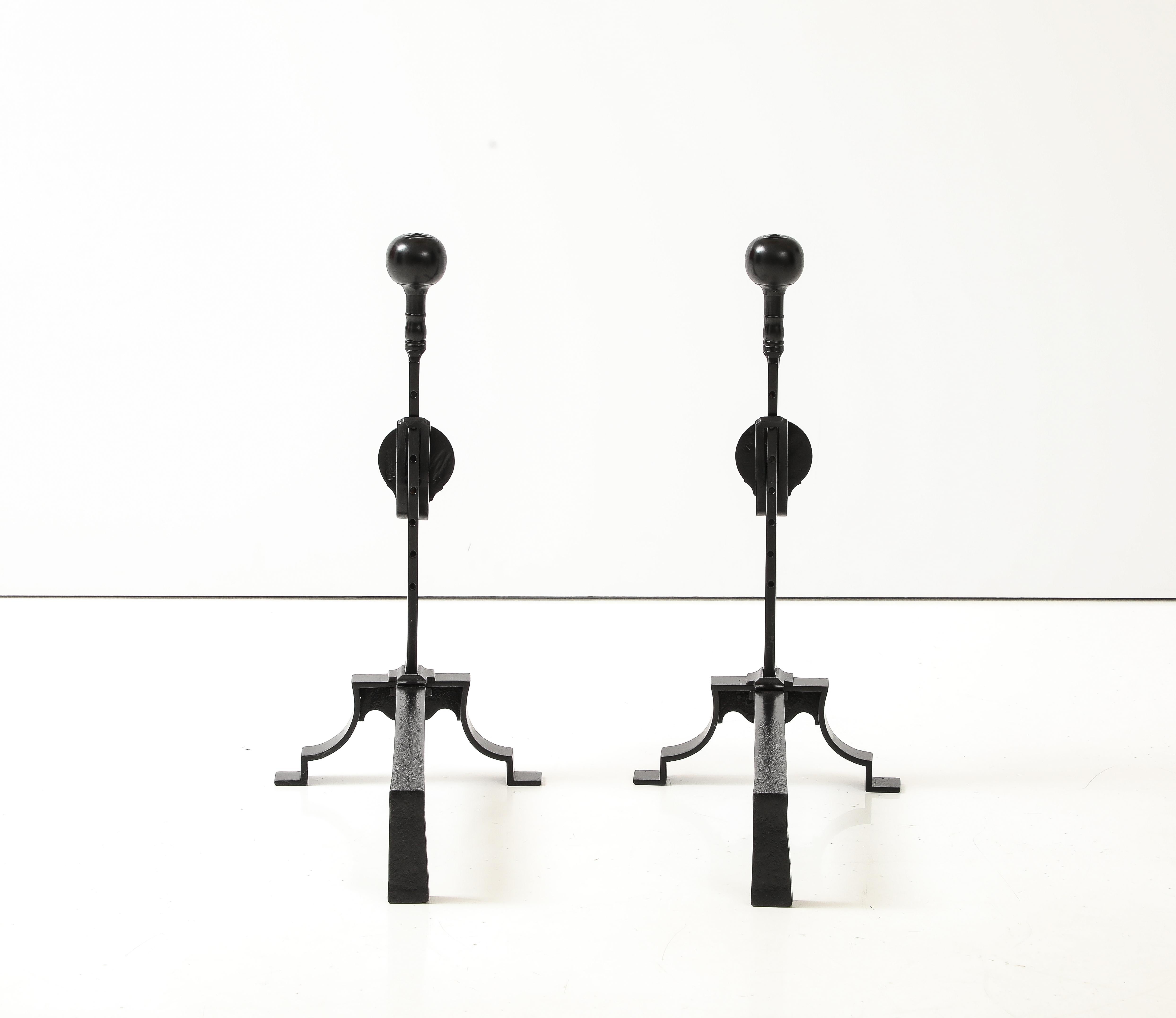 Andirons en fer Art-Déco français des années 1940 Bon état - En vente à New York, NY
