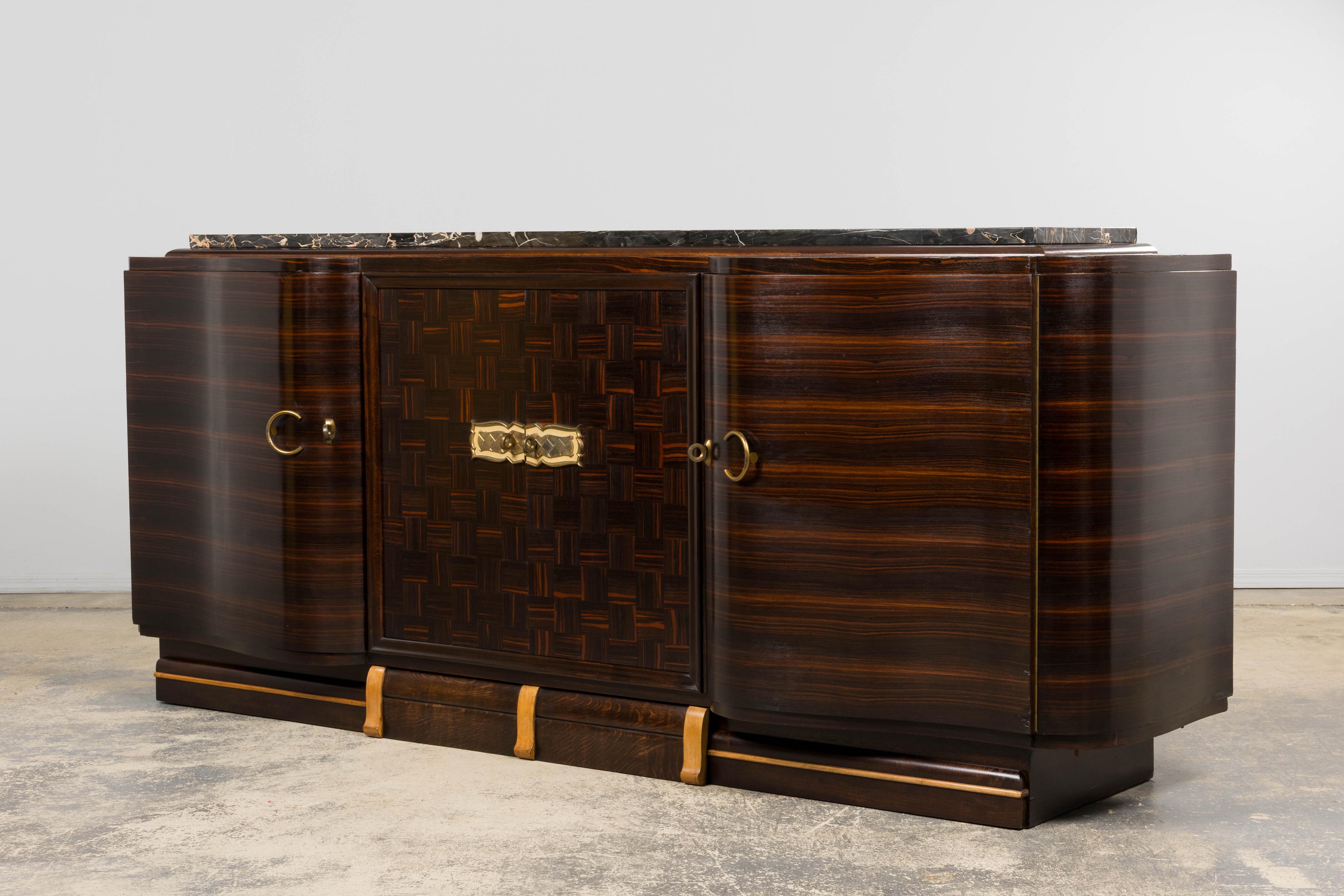 1940er Jahre Französisch Art Deco Makassar Sideboard W / Schwarz Marmorplatte im Angebot 4