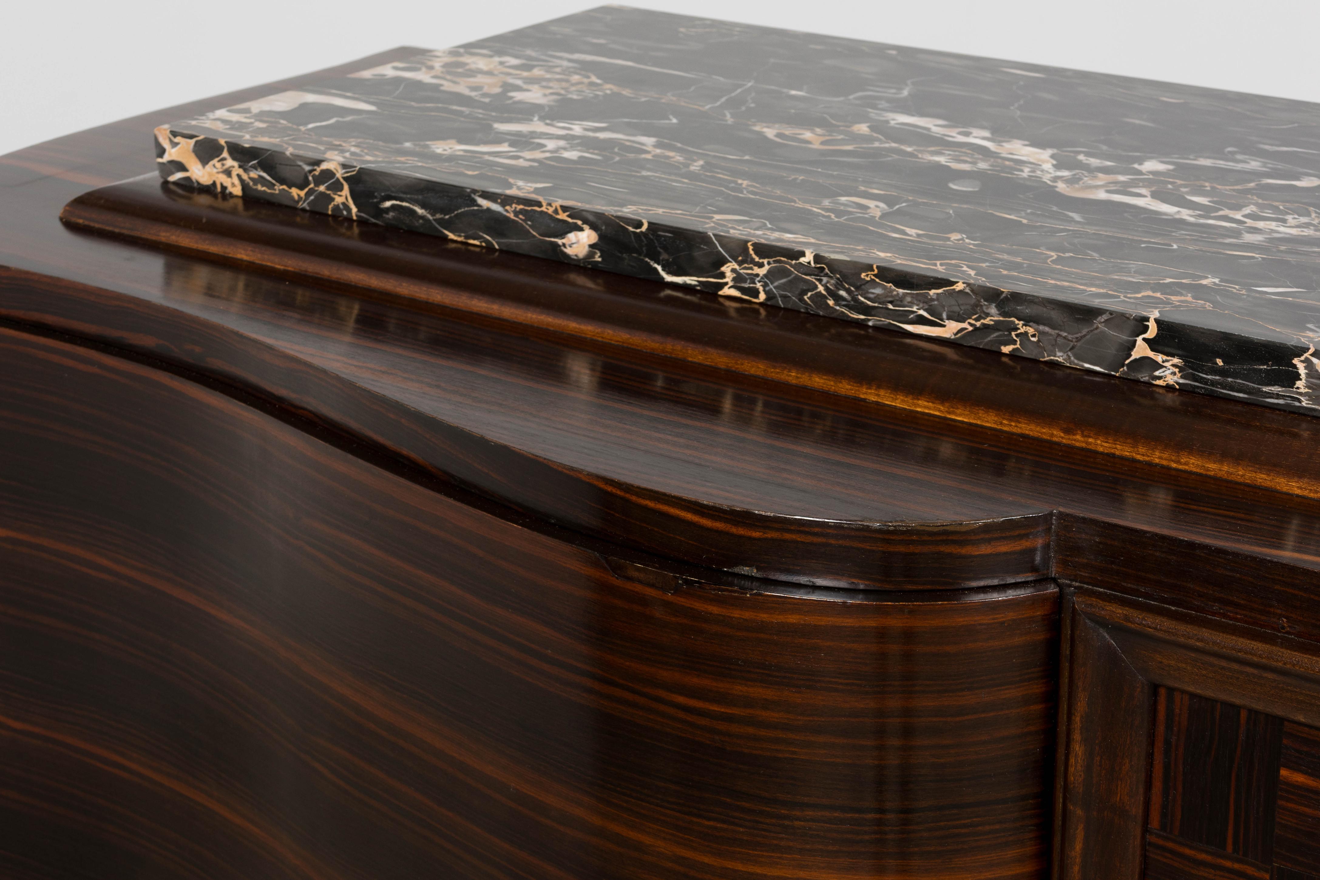 1940er Jahre Französisch Art Deco Makassar Sideboard W / Schwarz Marmorplatte im Angebot 5