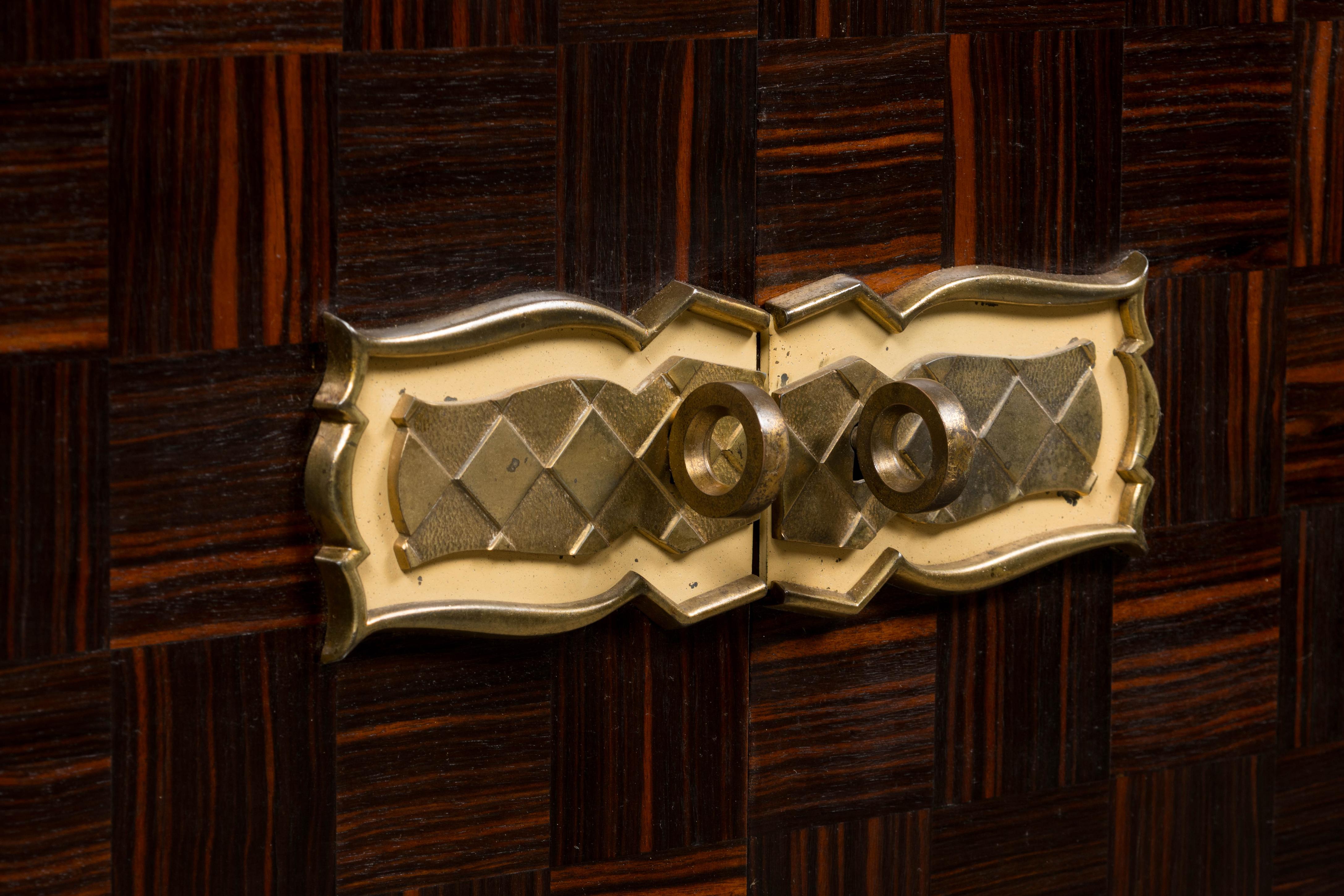 1940er Jahre Französisch Art Deco Makassar Sideboard W / Schwarz Marmorplatte im Angebot 6