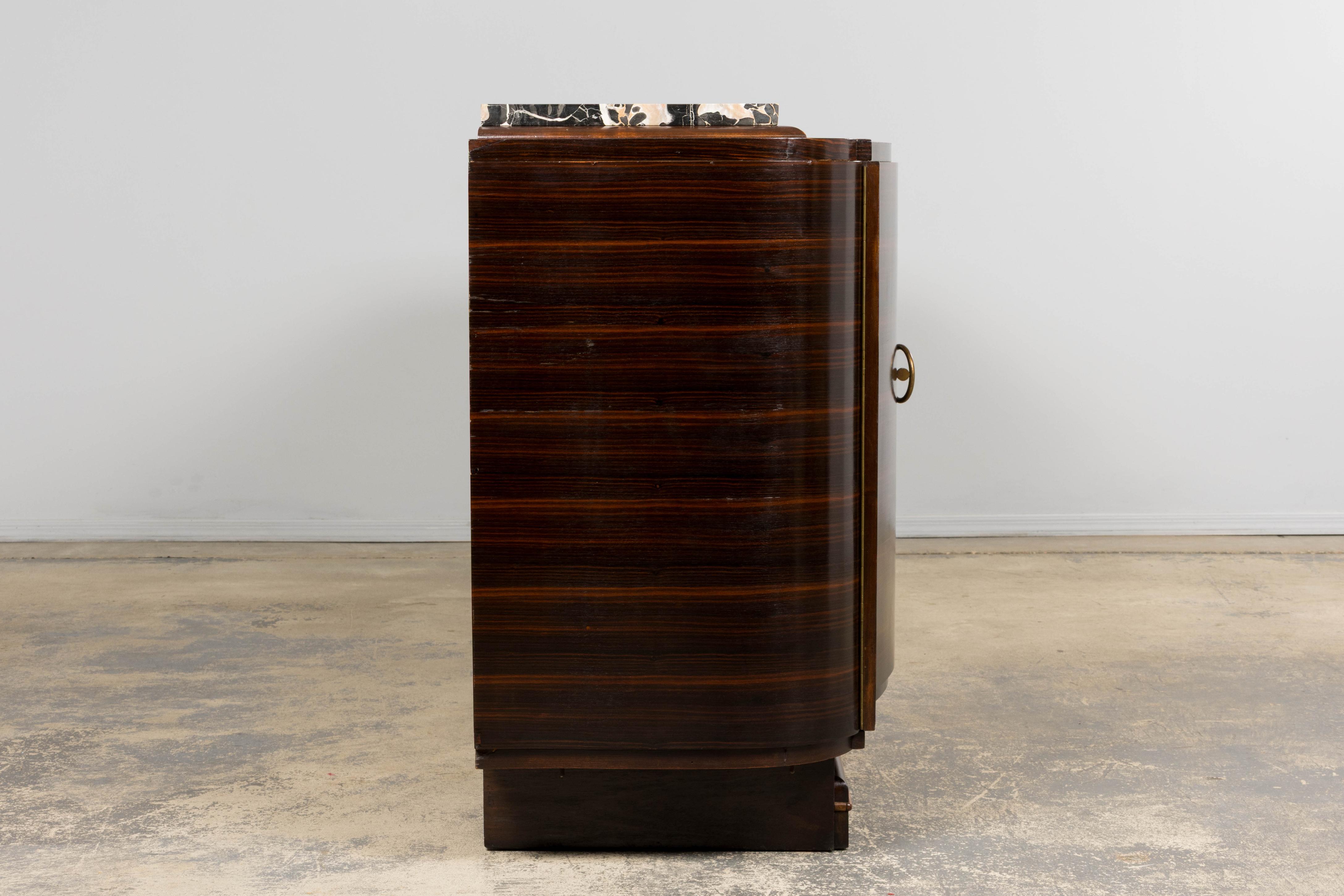 1940er Jahre Französisch Art Deco Makassar Sideboard W / Schwarz Marmorplatte im Angebot 7