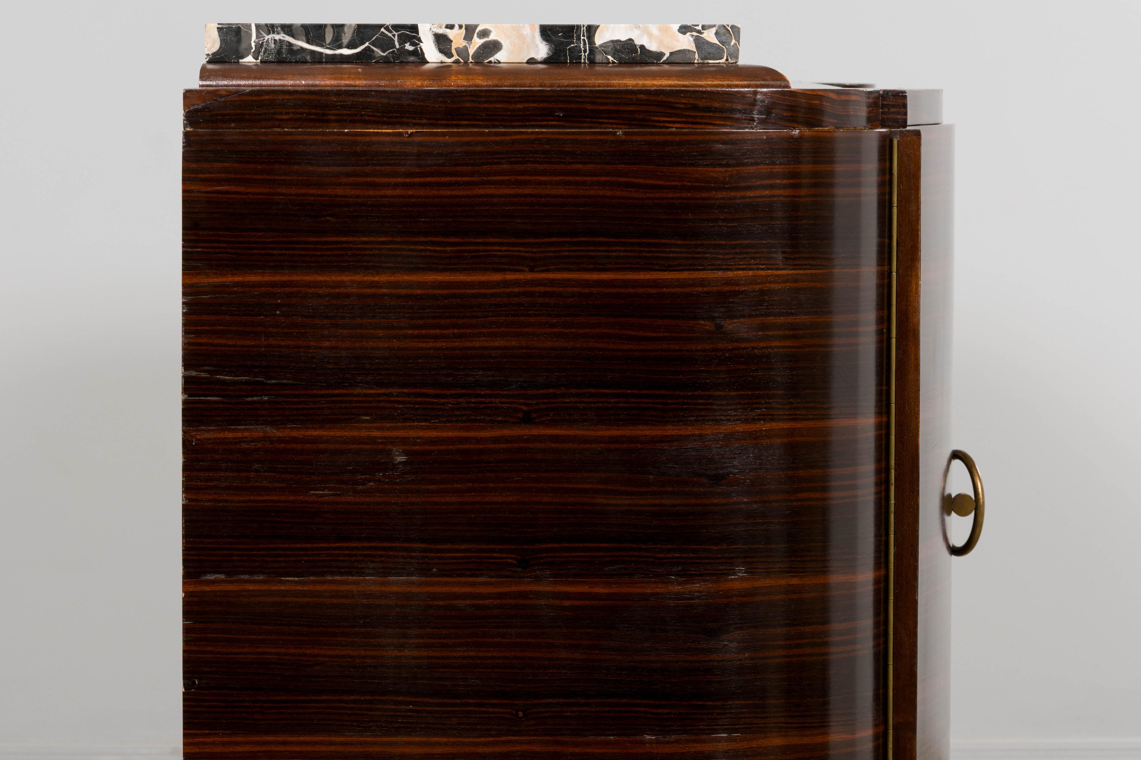 1940er Jahre Französisch Art Deco Makassar Sideboard W / Schwarz Marmorplatte im Angebot 8