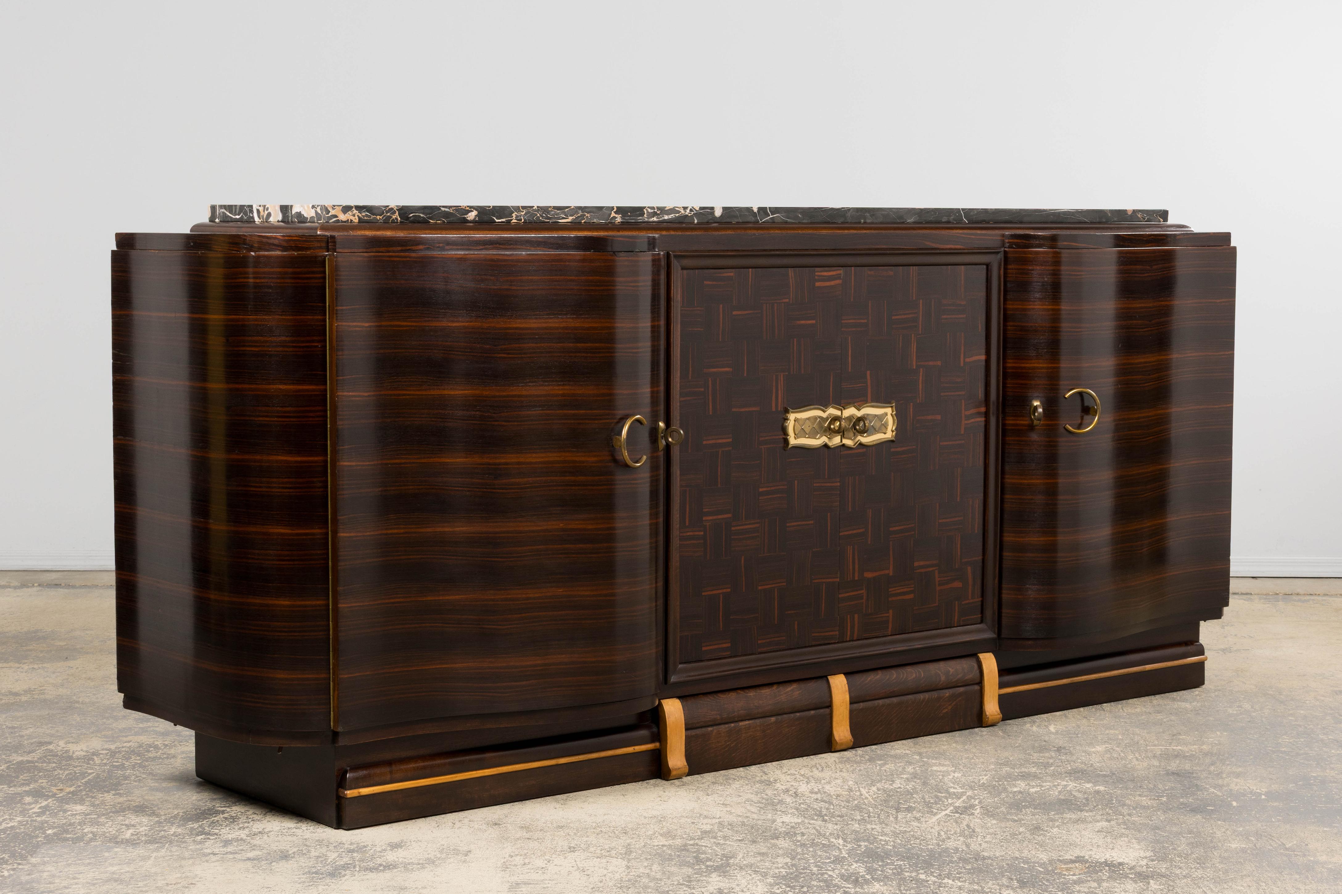 1940er Jahre Französisch Art Deco Makassar Sideboard W / Schwarz Marmorplatte im Angebot 10