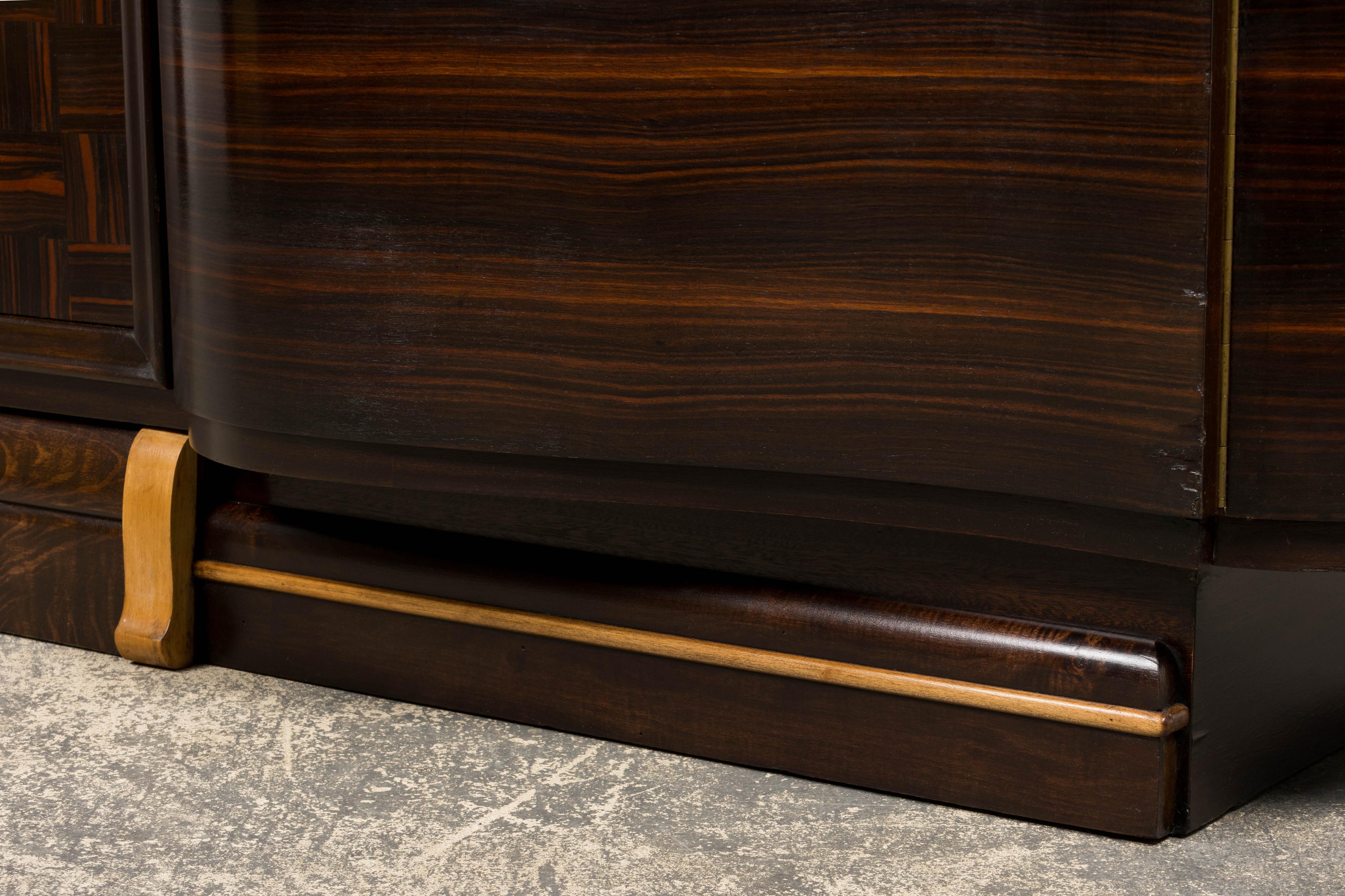 1940er Jahre Französisch Art Deco Makassar Sideboard W / Schwarz Marmorplatte im Angebot 11