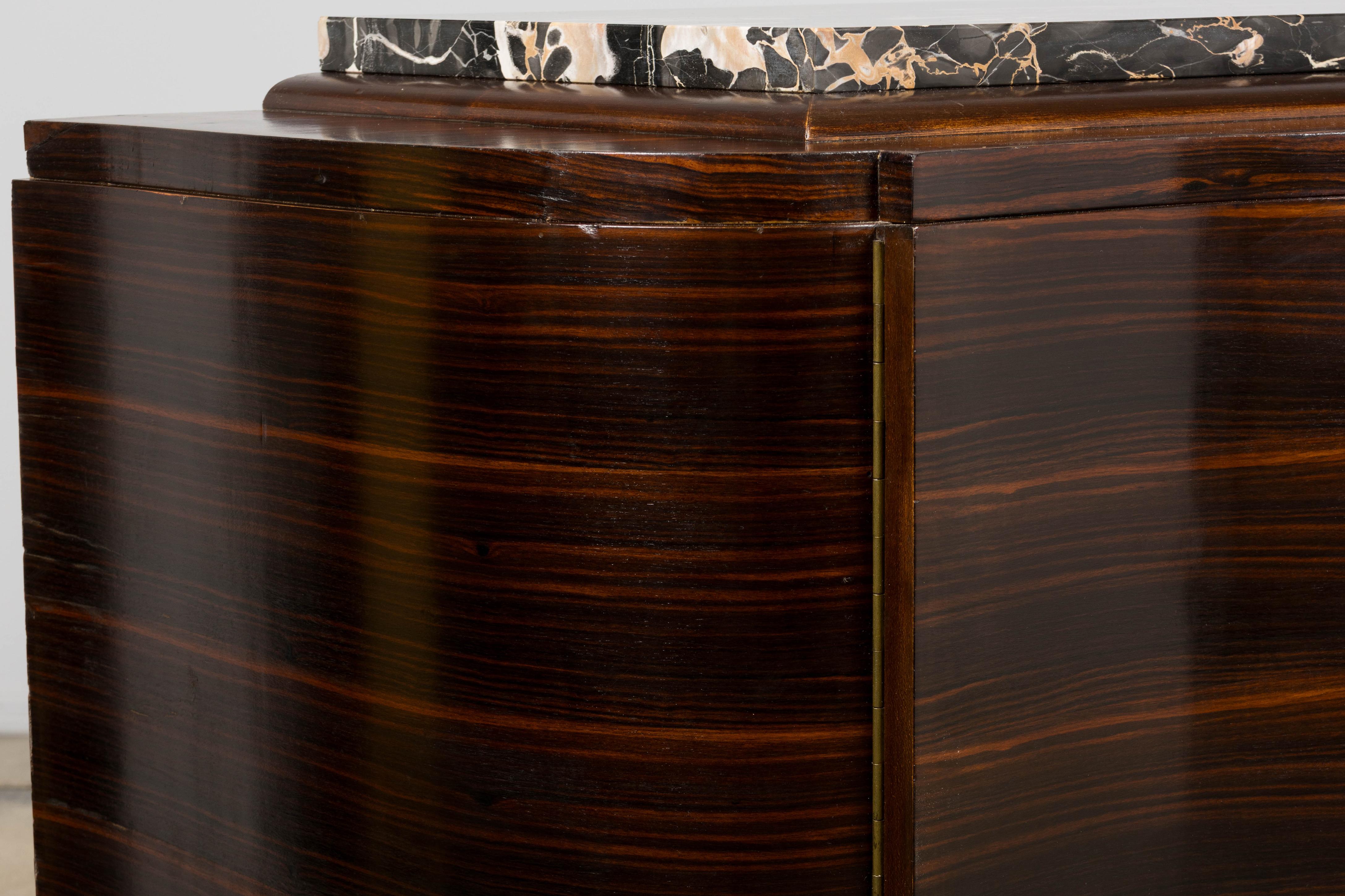 1940er Jahre Französisch Art Deco Makassar Sideboard W / Schwarz Marmorplatte im Angebot 12