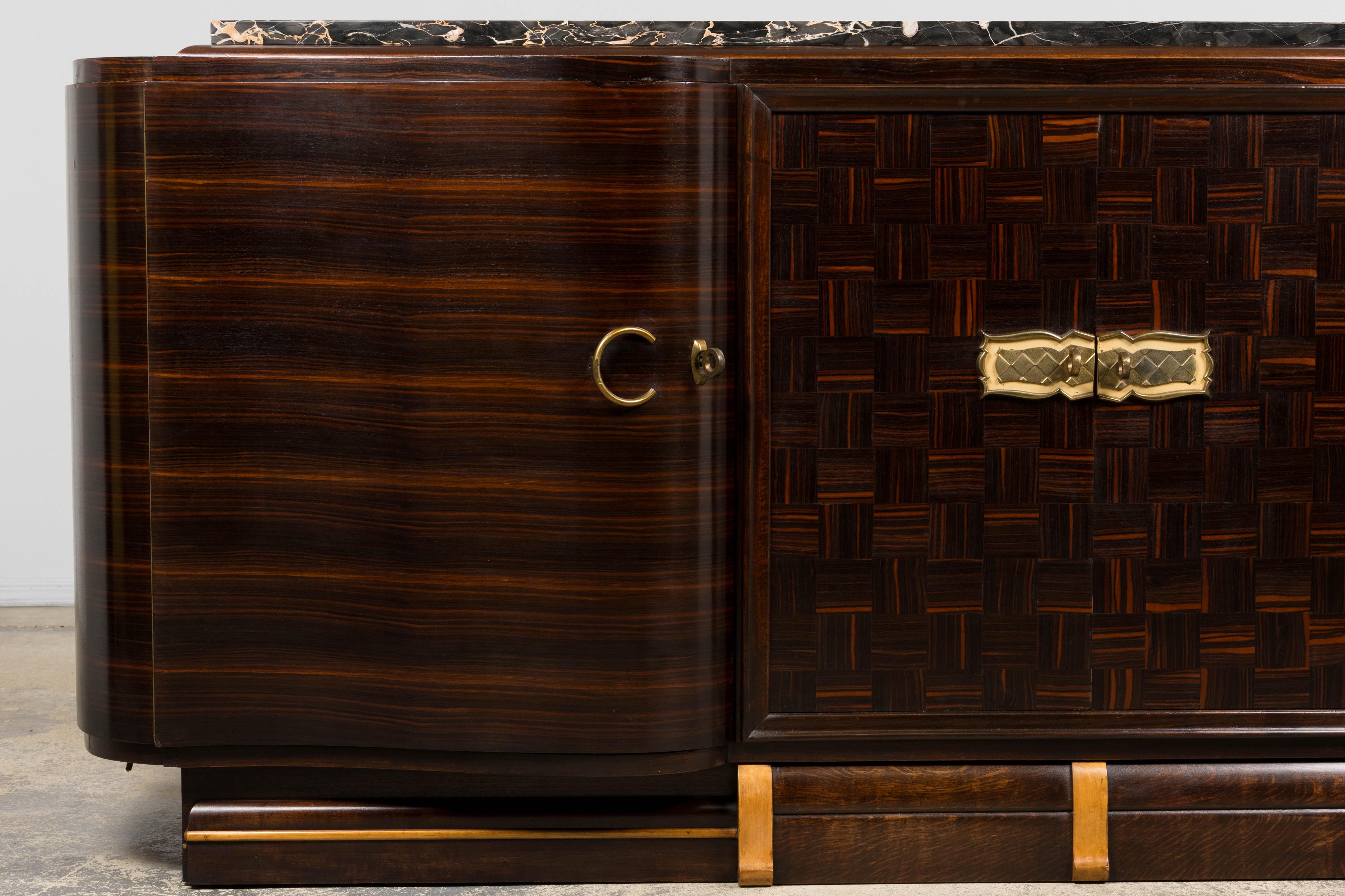 Ein exquisites Art-Déco-Sideboard aus den 1940er Jahren aus Paris, Frankreich, das die raffinierte Handwerkskunst und elegante Geometrie des französischen Art-Déco-Designs veranschaulicht und Jules Leleu zugeschrieben wird. Das Gehäuse ist aus reich