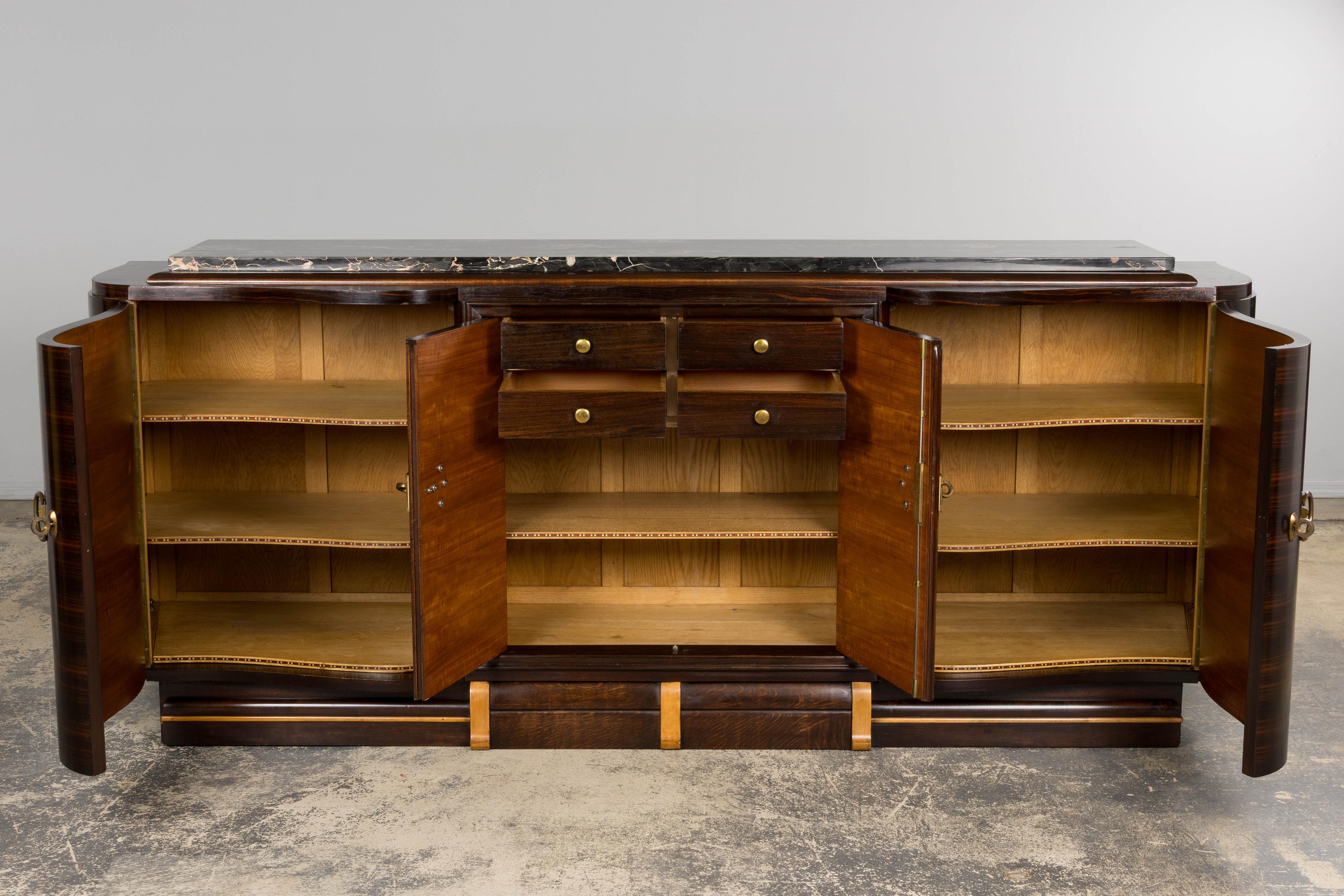 1940er Jahre Französisch Art Deco Makassar Sideboard W / Schwarz Marmorplatte (Art déco) im Angebot