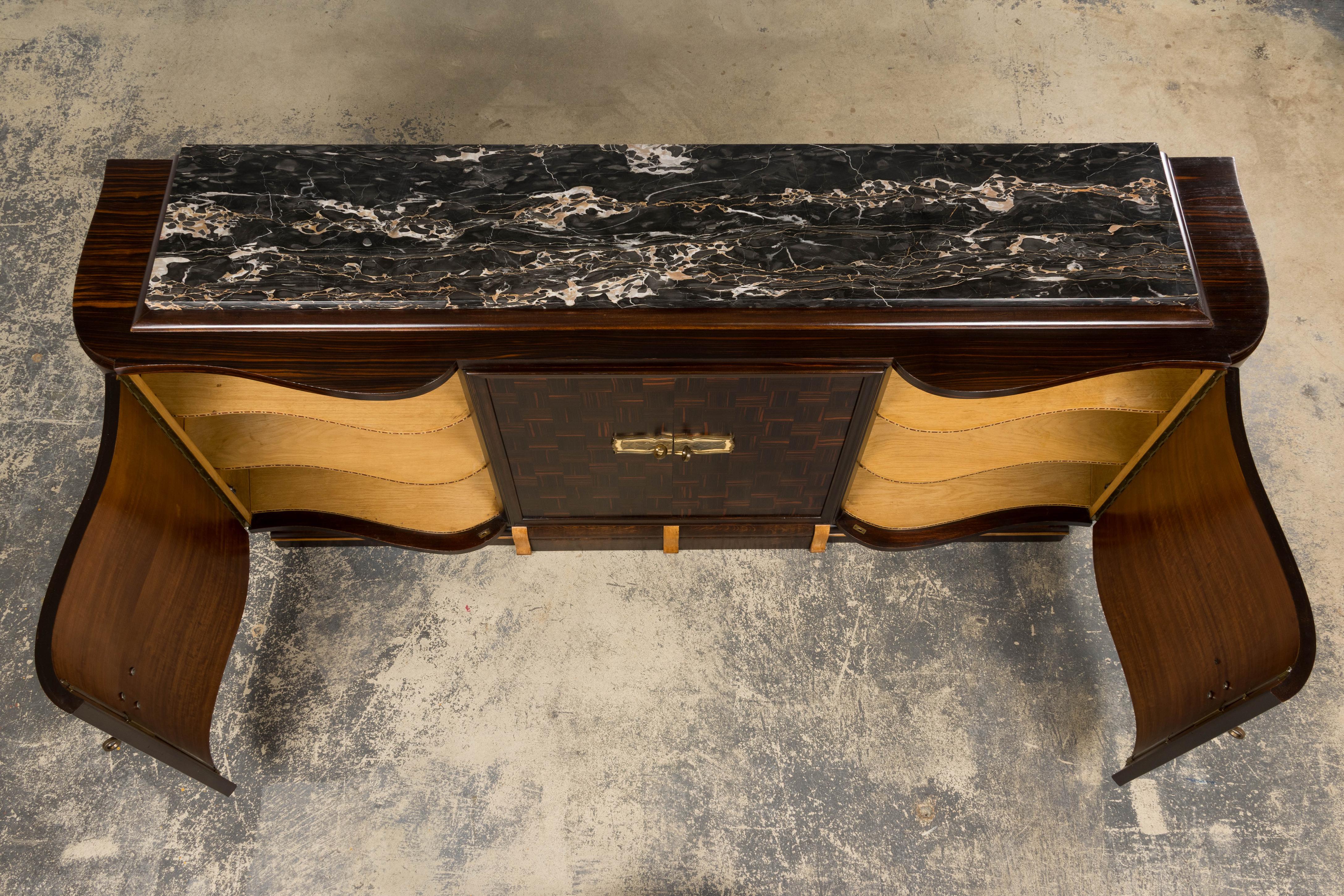 1940er Jahre Französisch Art Deco Makassar Sideboard W / Schwarz Marmorplatte (Handgefertigt) im Angebot