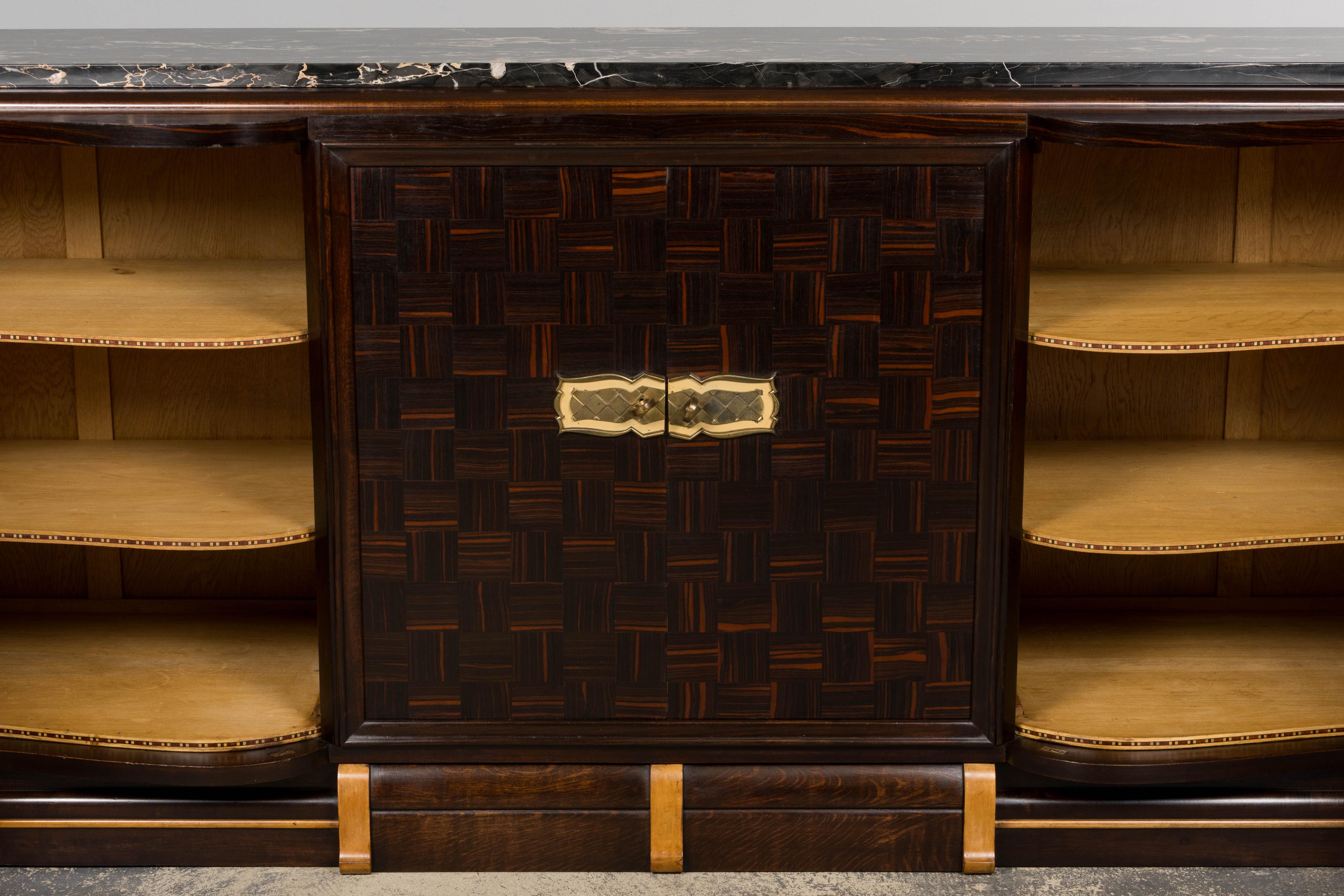 1940er Jahre Französisch Art Deco Makassar Sideboard W / Schwarz Marmorplatte im Zustand „Gut“ im Angebot in Astoria, NY