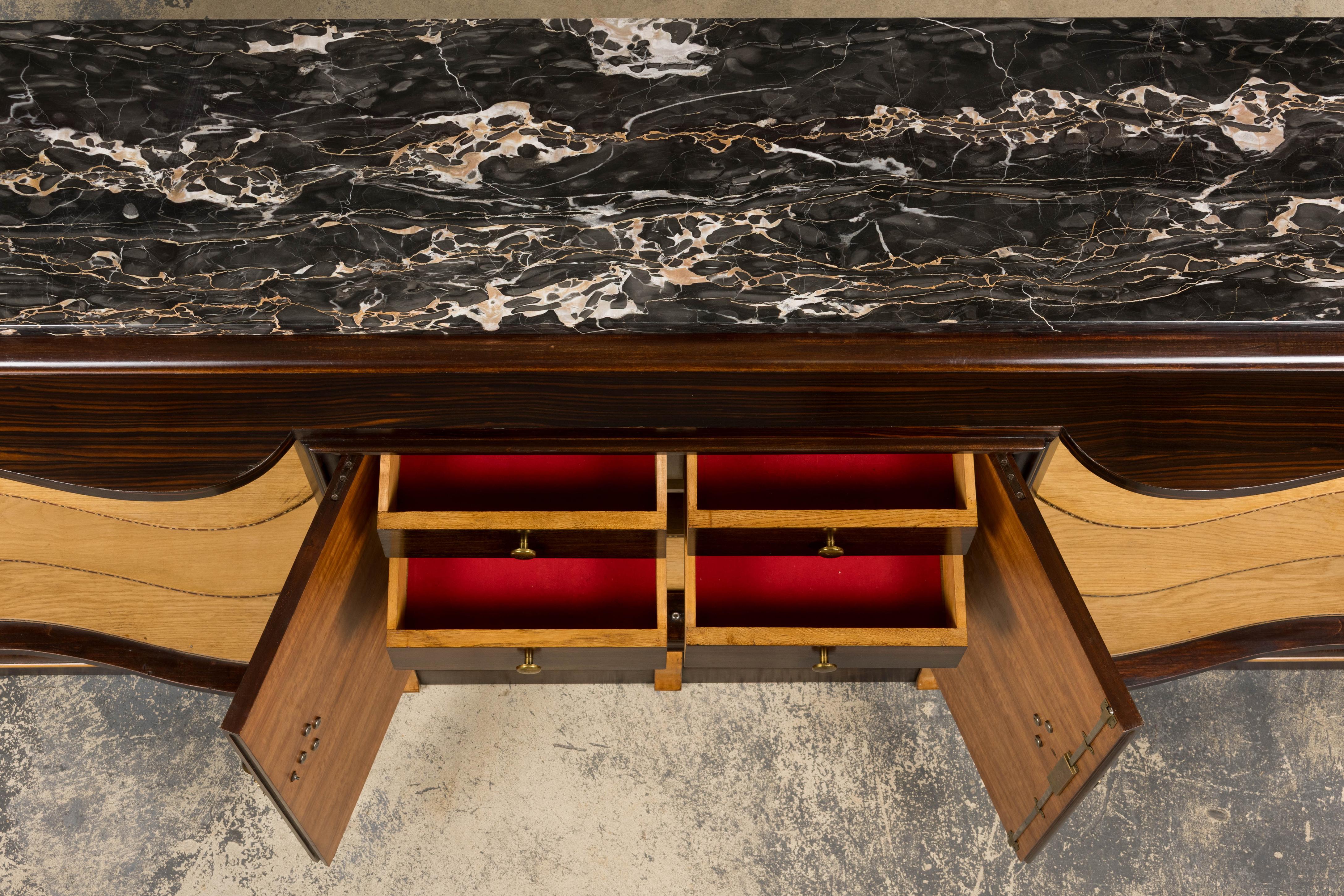 1940er Jahre Französisch Art Deco Makassar Sideboard W / Schwarz Marmorplatte (20. Jahrhundert) im Angebot