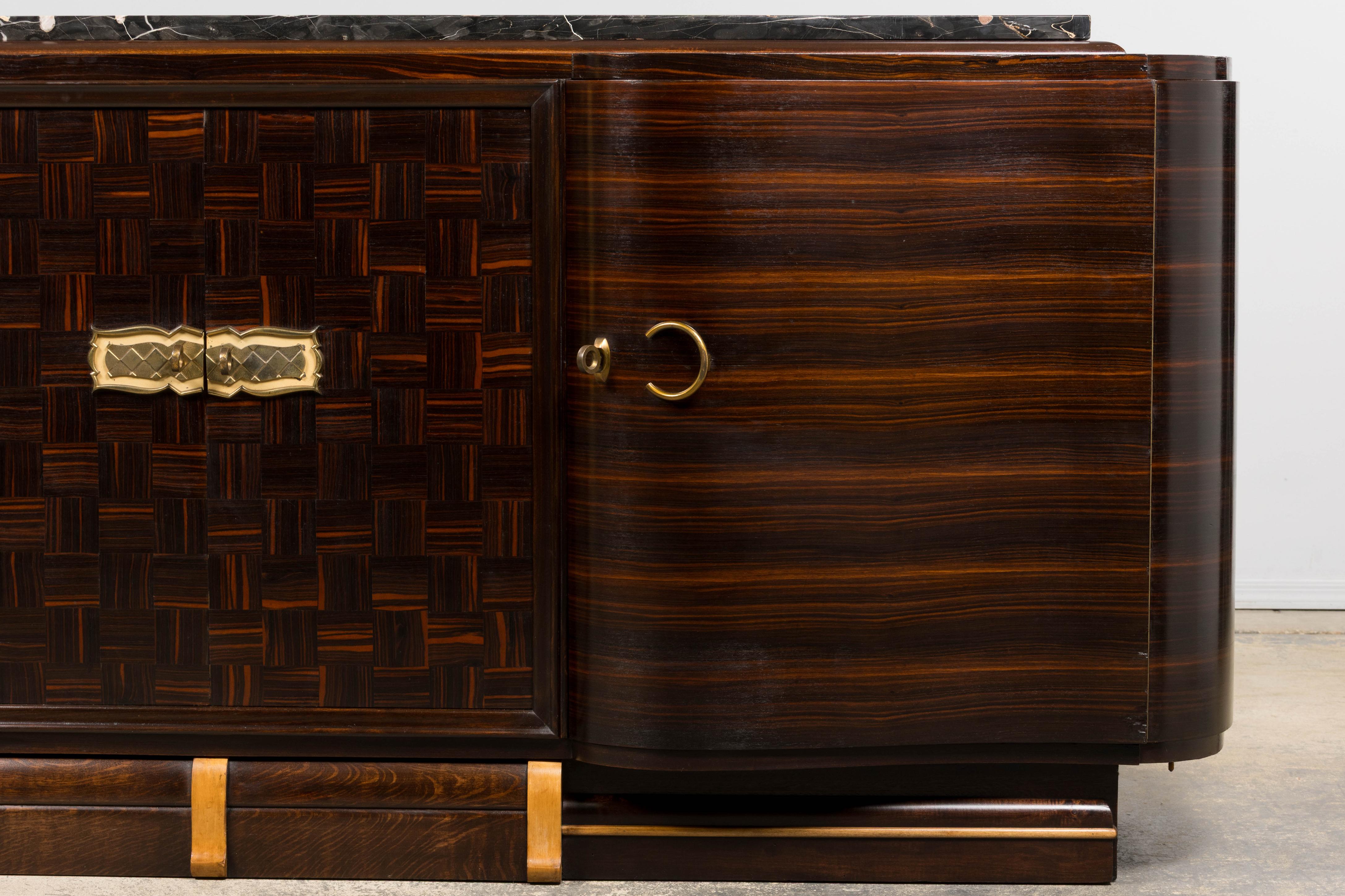 1940er Jahre Französisch Art Deco Makassar Sideboard W / Schwarz Marmorplatte (Messing) im Angebot
