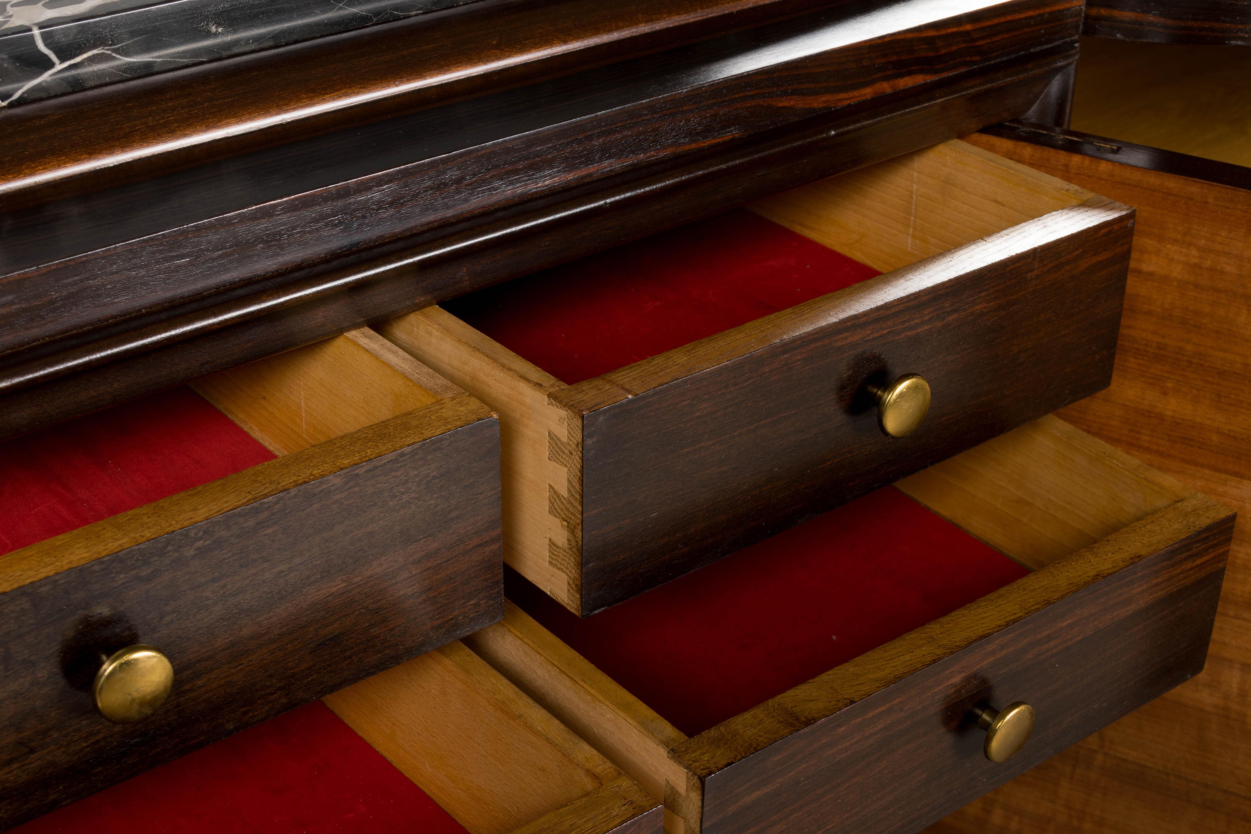1940er Jahre Französisch Art Deco Makassar Sideboard W / Schwarz Marmorplatte im Angebot 1