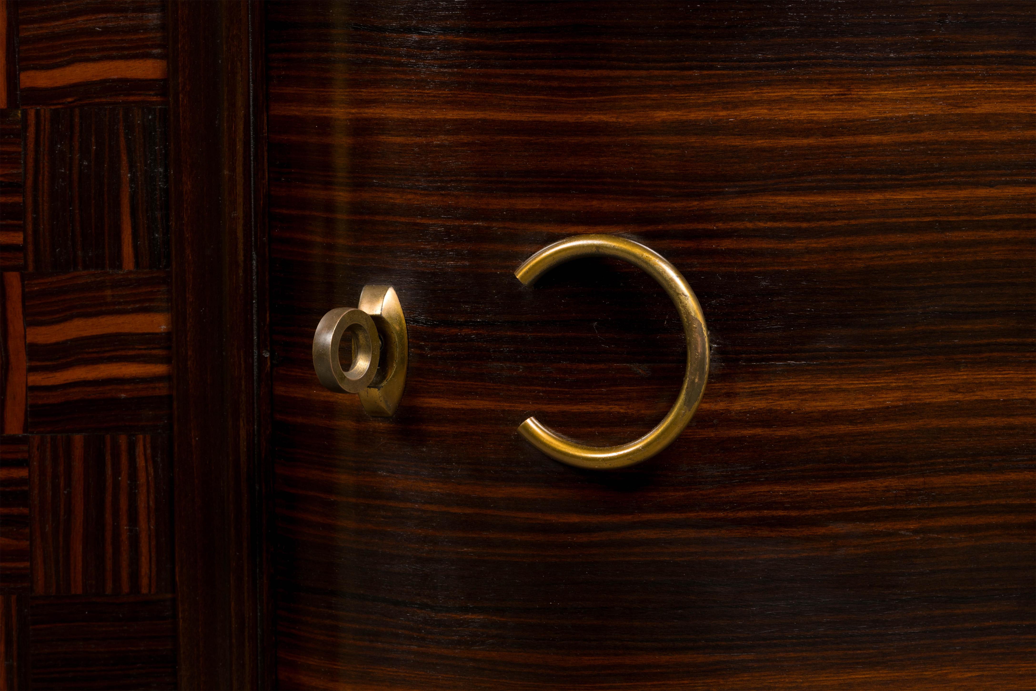 1940er Jahre Französisch Art Deco Makassar Sideboard W / Schwarz Marmorplatte im Angebot 2