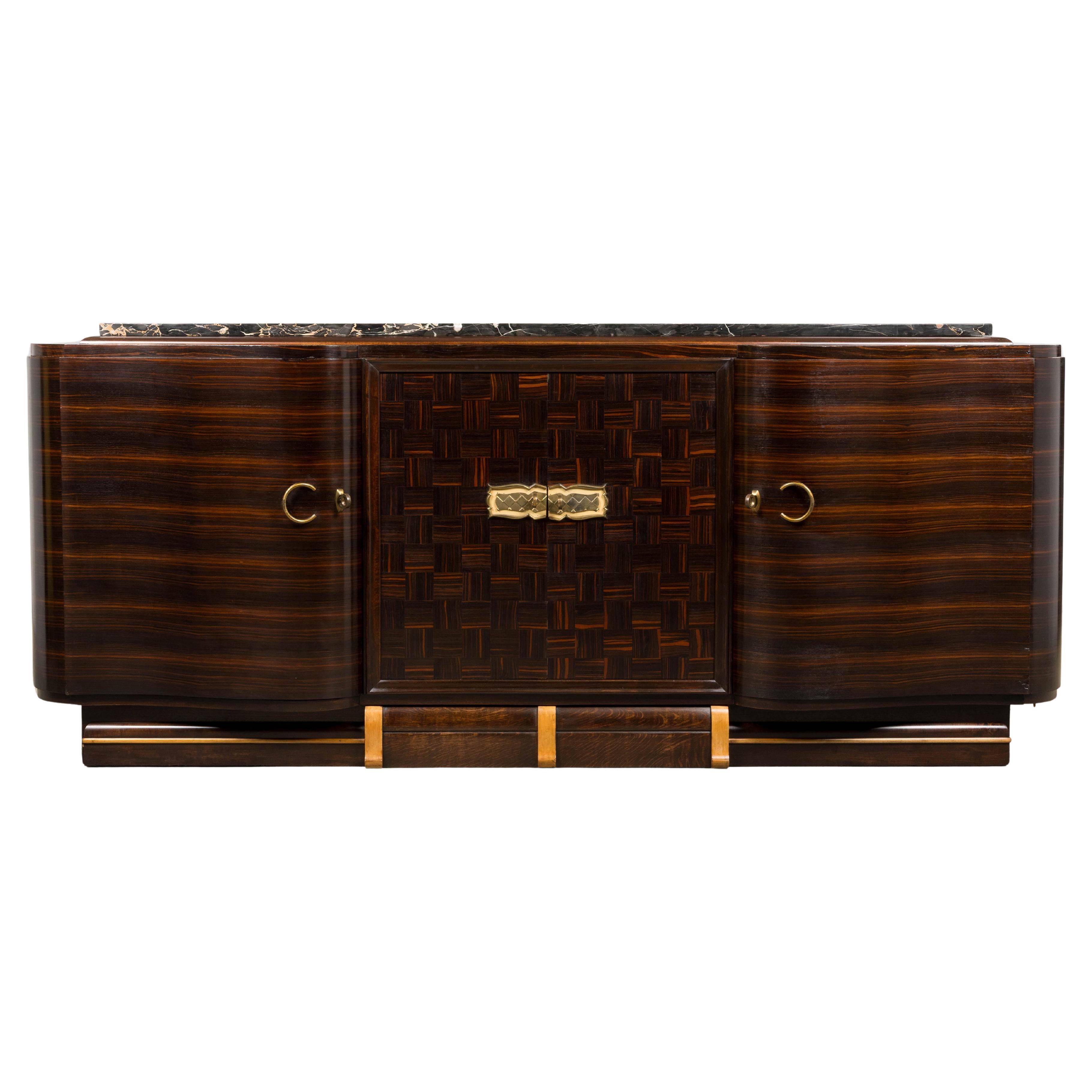 1940er Jahre Französisch Art Deco Makassar Sideboard W / Schwarz Marmorplatte im Angebot