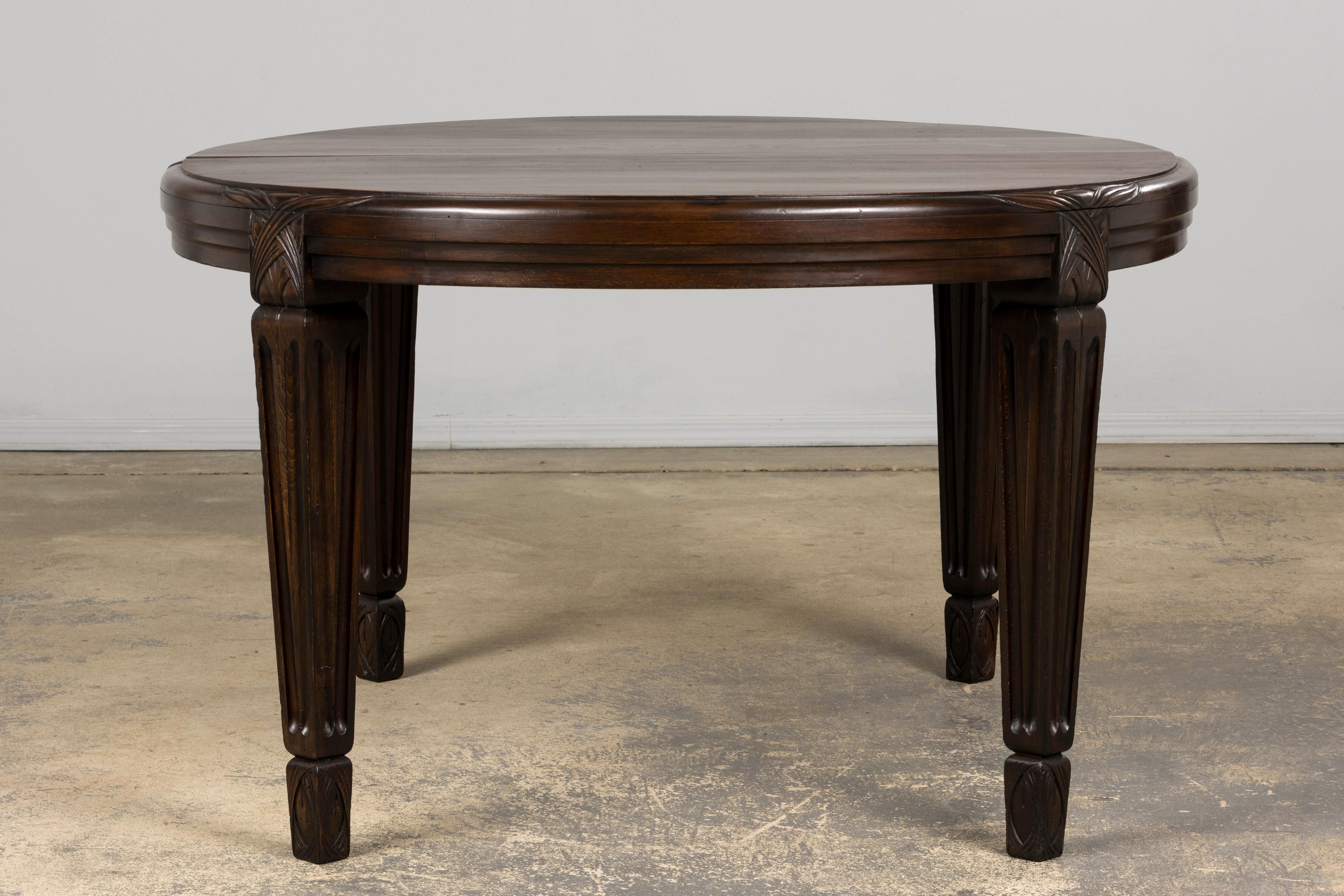 1940s French Art Deco Oval Maple Dining Table For Sale 6