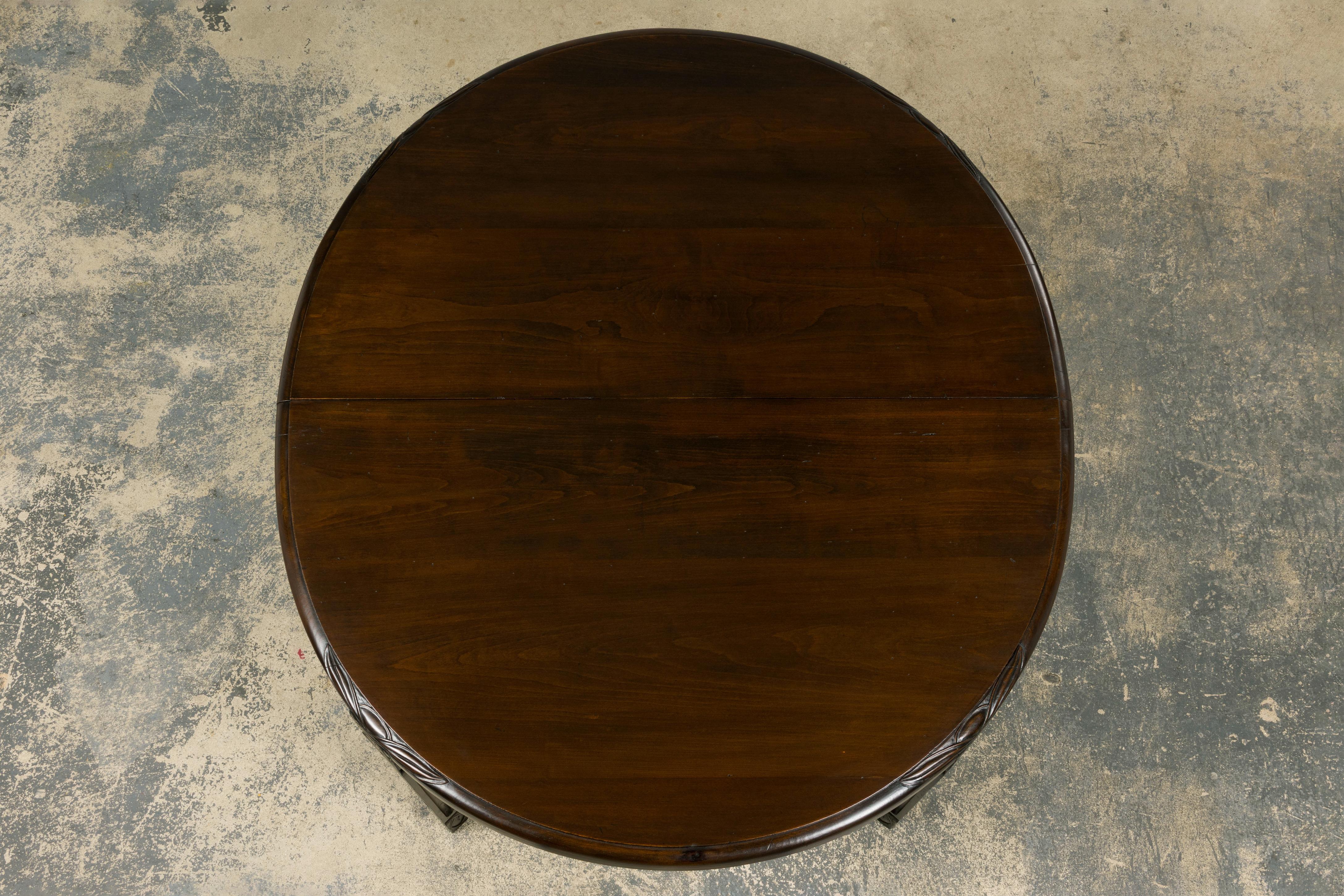 1940s French Art Deco Oval Maple Dining Table For Sale 7