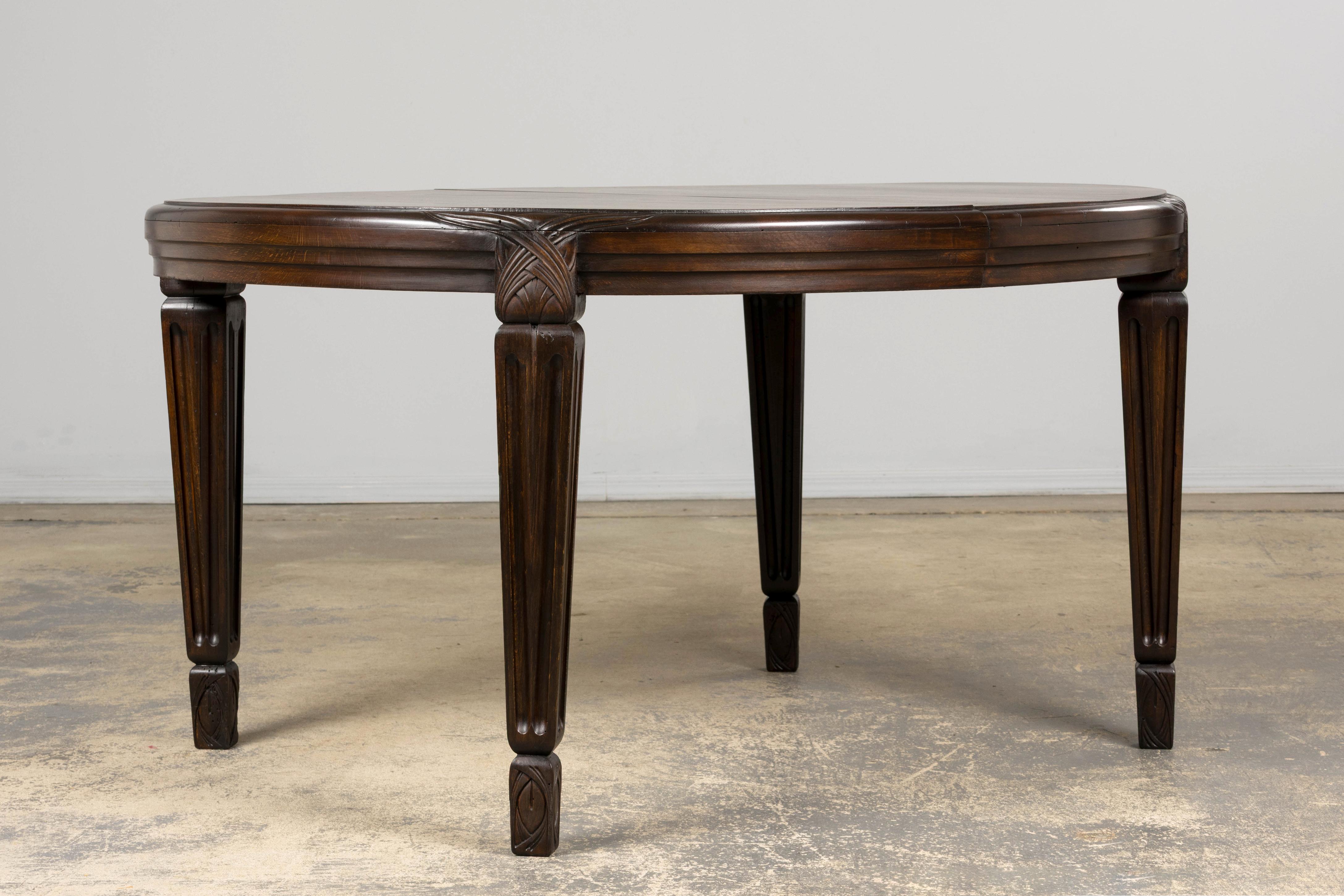 1940s French Art Deco Oval Maple Dining Table For Sale 2