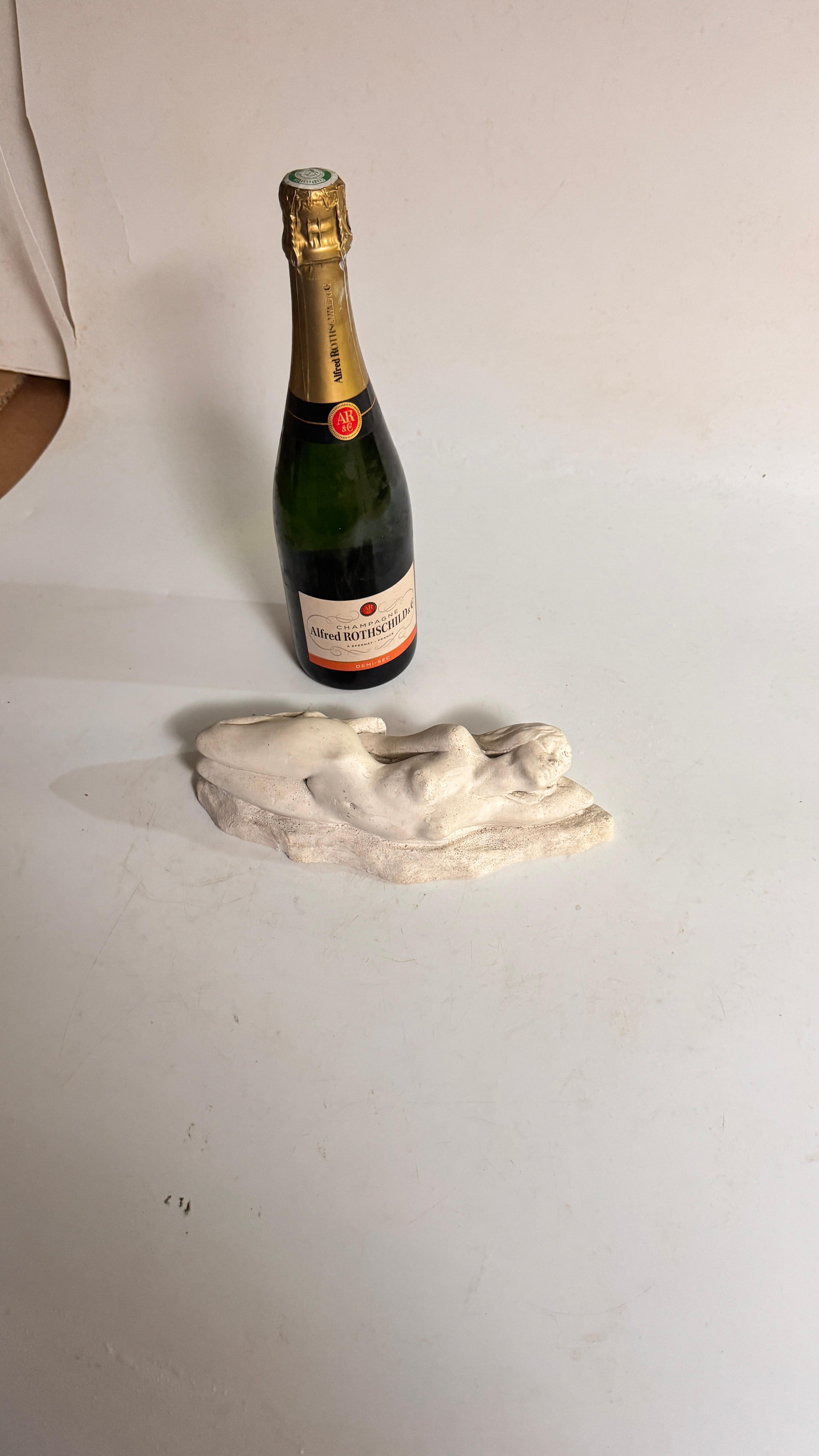 Scultura in gesso Art Deco francese degli anni '40 - Donna seduta su un basamento

Descrizione:
Questa bellissima scultura francese Art Déco degli anni '40 raffigura una donna seduta con le curve eleganti e fluide tipiche del periodo. Realizzati