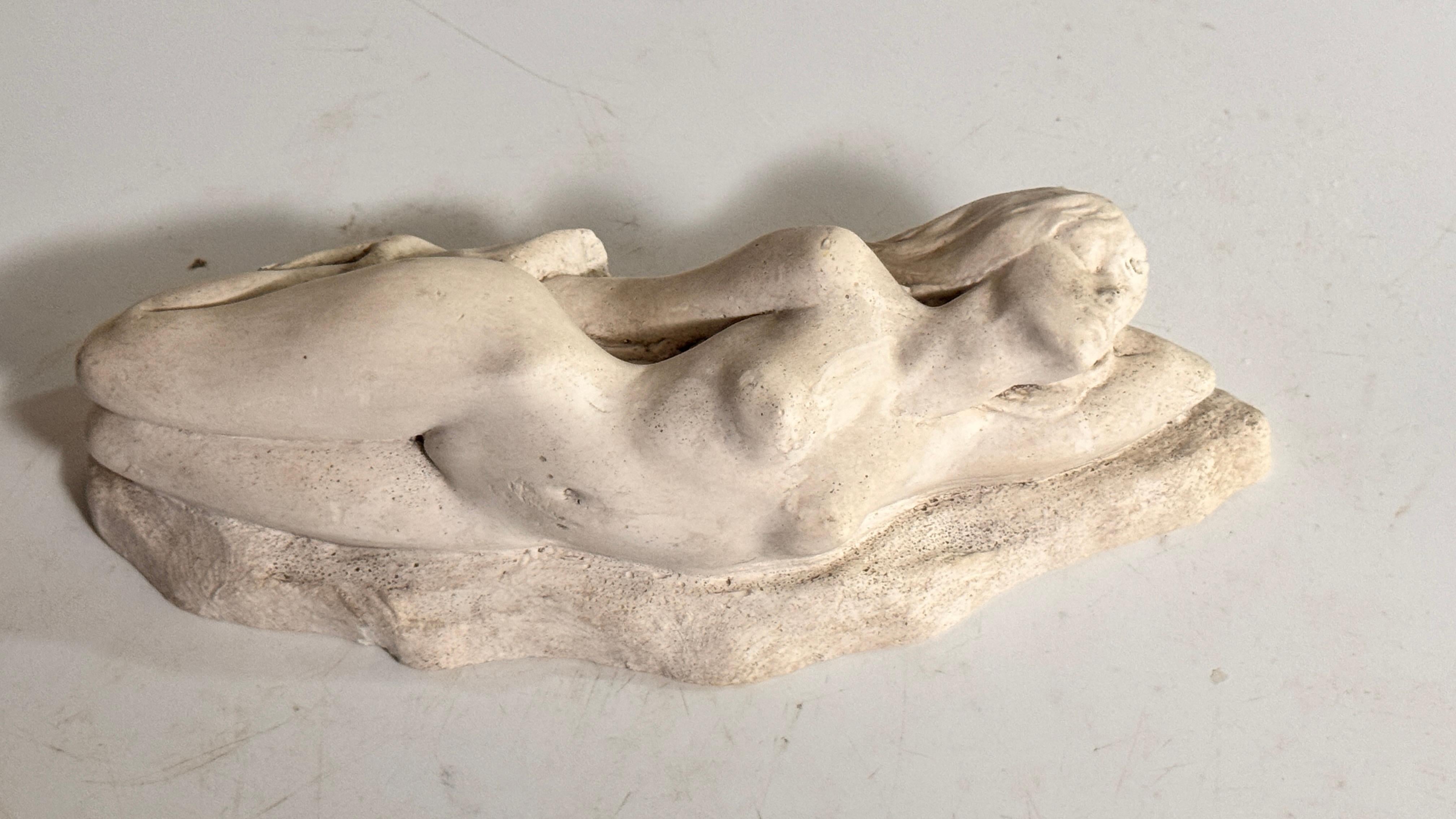 Art Déco Scultura in gesso Art Deco francese degli anni '40 - Donna seduta su un basamento in vendita