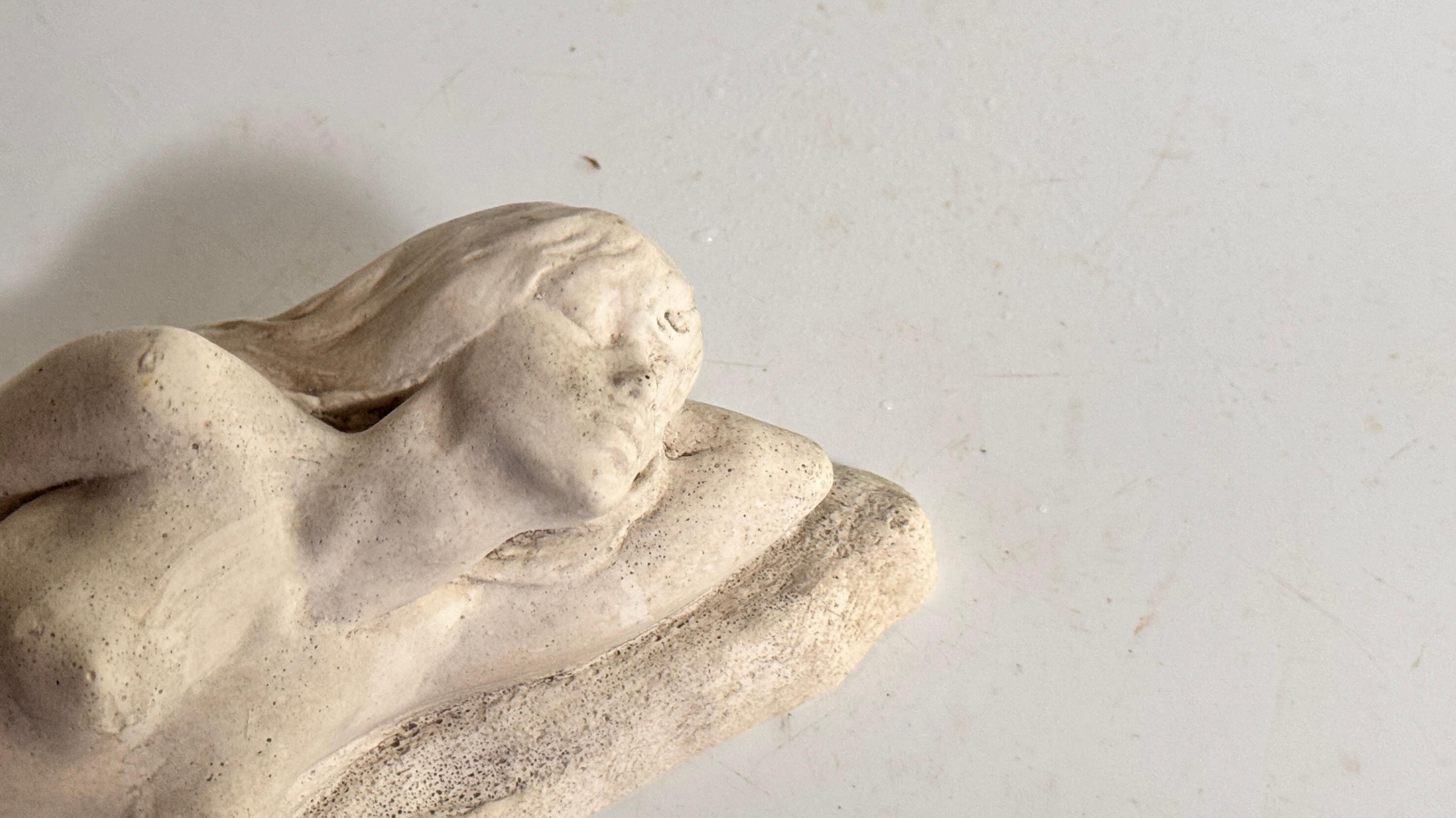 Francese Scultura in gesso Art Deco francese degli anni '40 - Donna seduta su un basamento in vendita