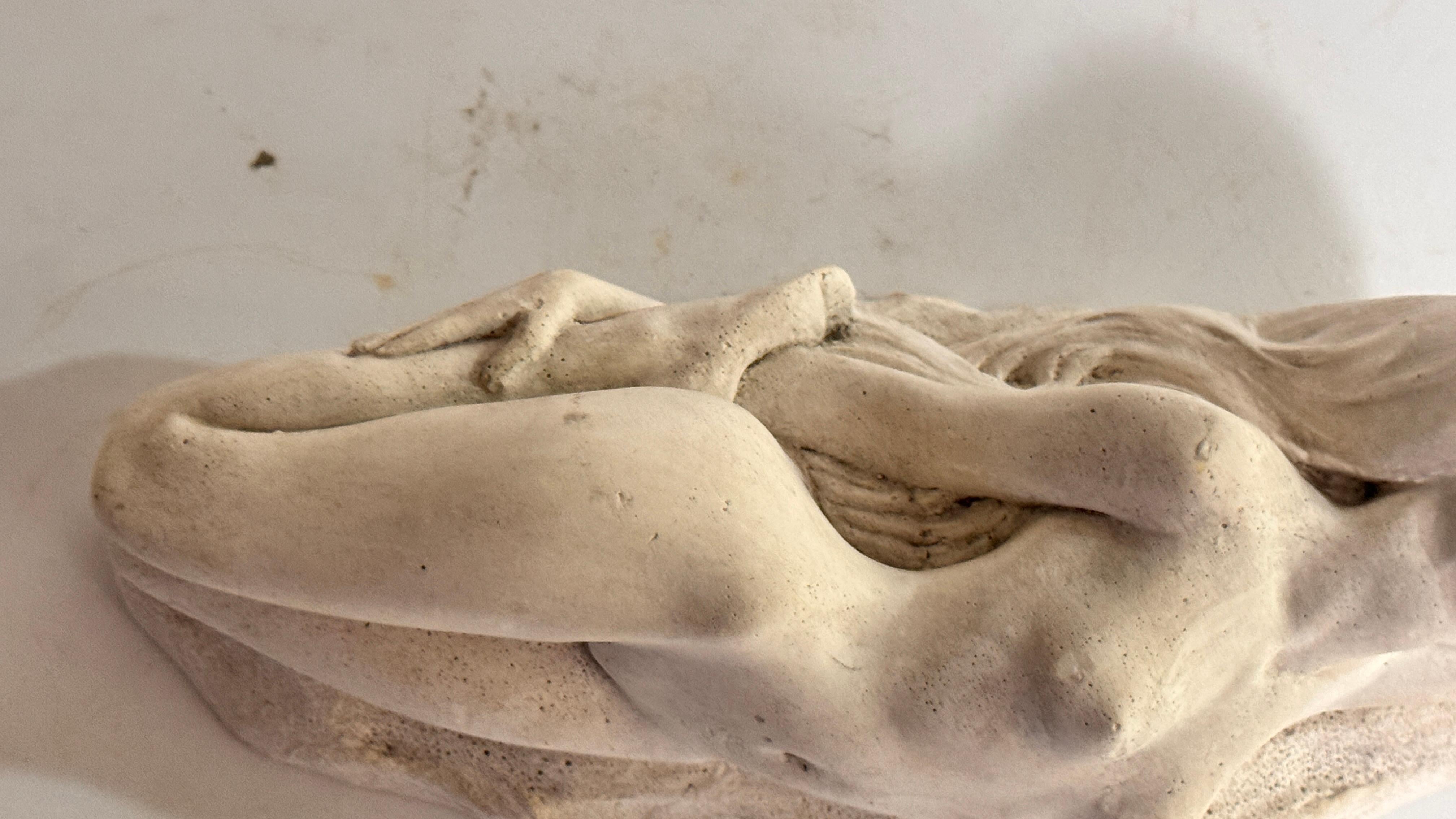 Scultura in gesso Art Deco francese degli anni '40 - Donna seduta su un basamento In condizioni buone in vendita a Auribeau sur Siagne, FR