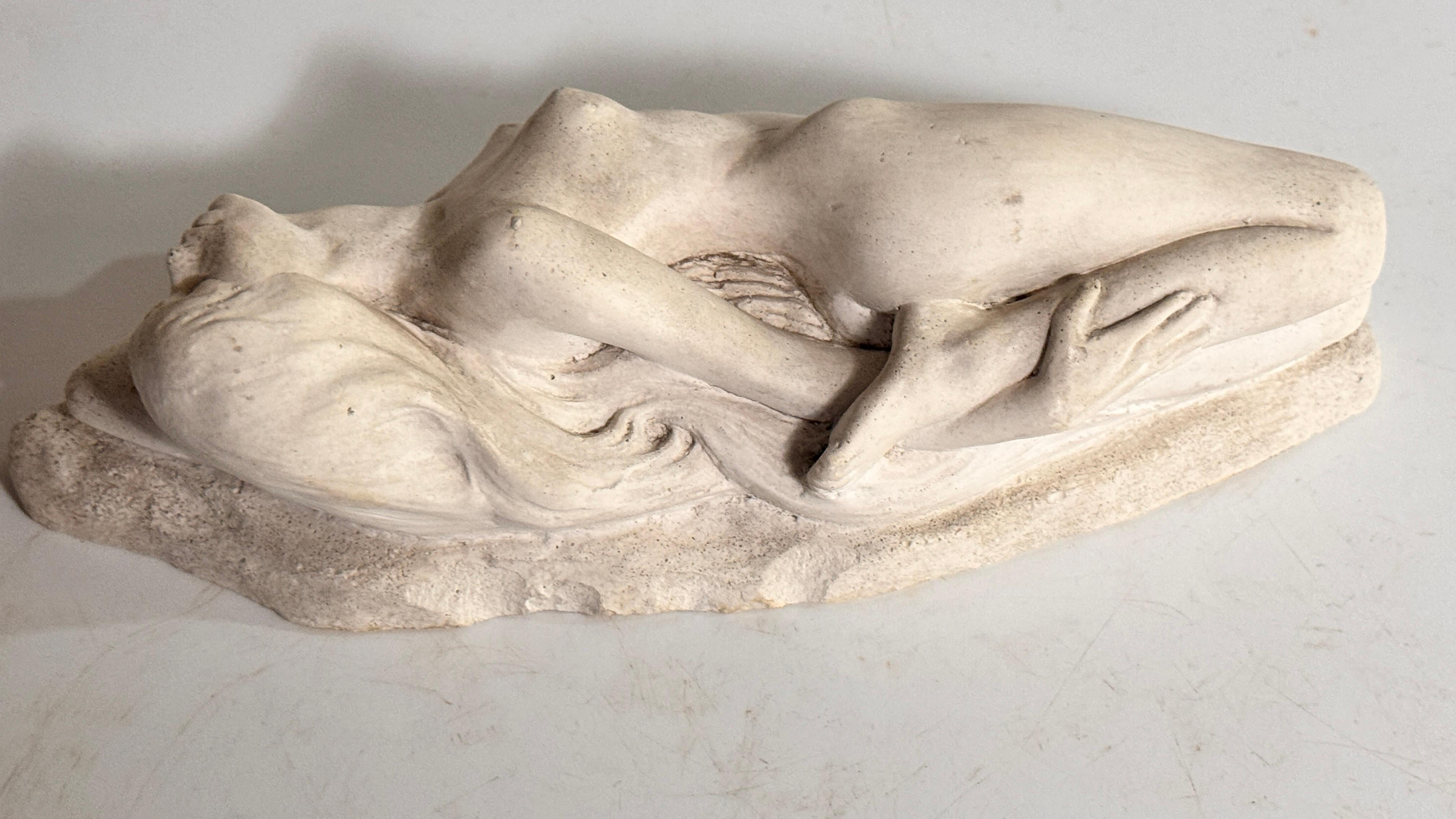 Metà XX secolo Scultura in gesso Art Deco francese degli anni '40 - Donna seduta su un basamento in vendita