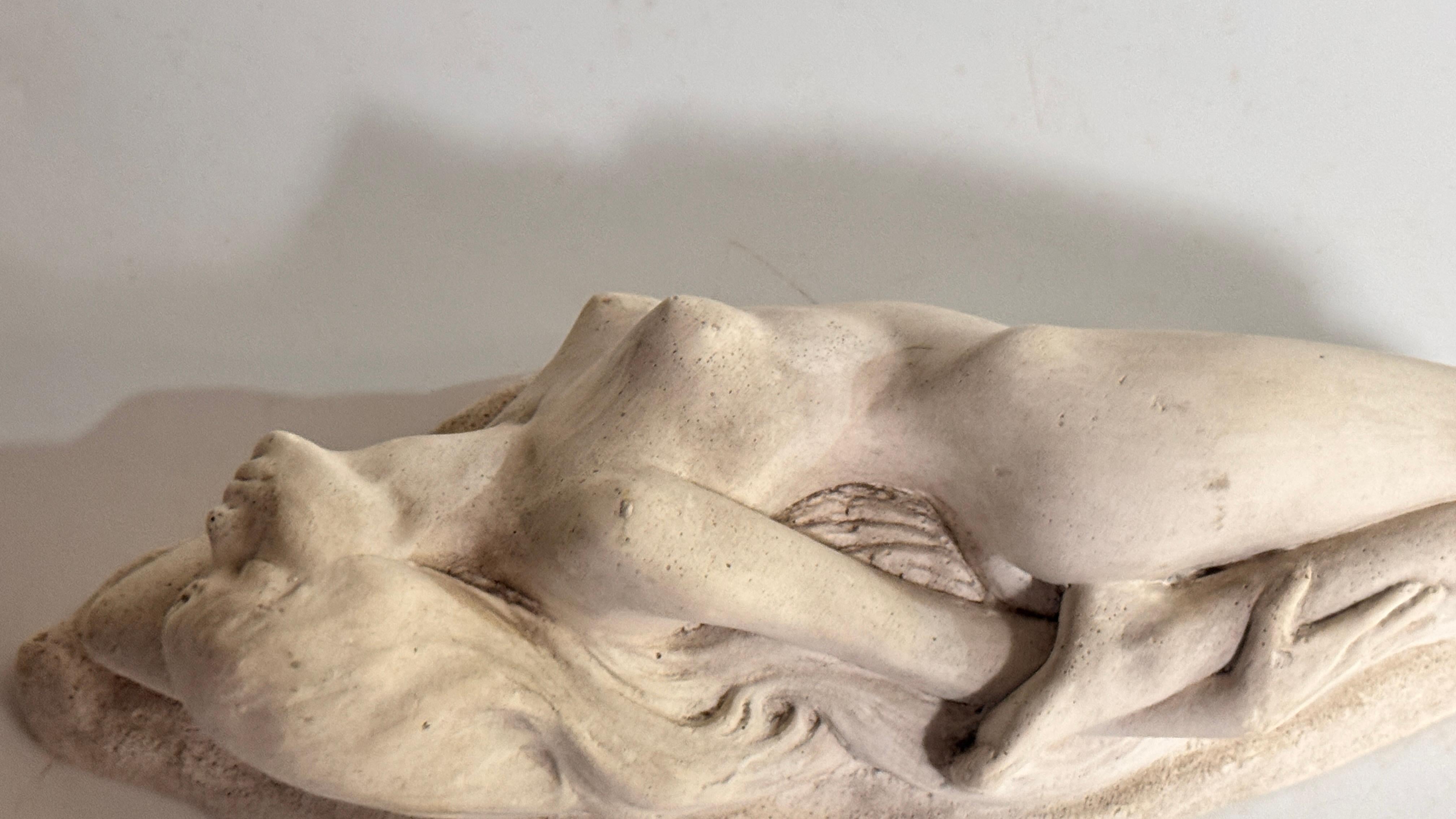 Intonaco Scultura in gesso Art Deco francese degli anni '40 - Donna seduta su un basamento in vendita