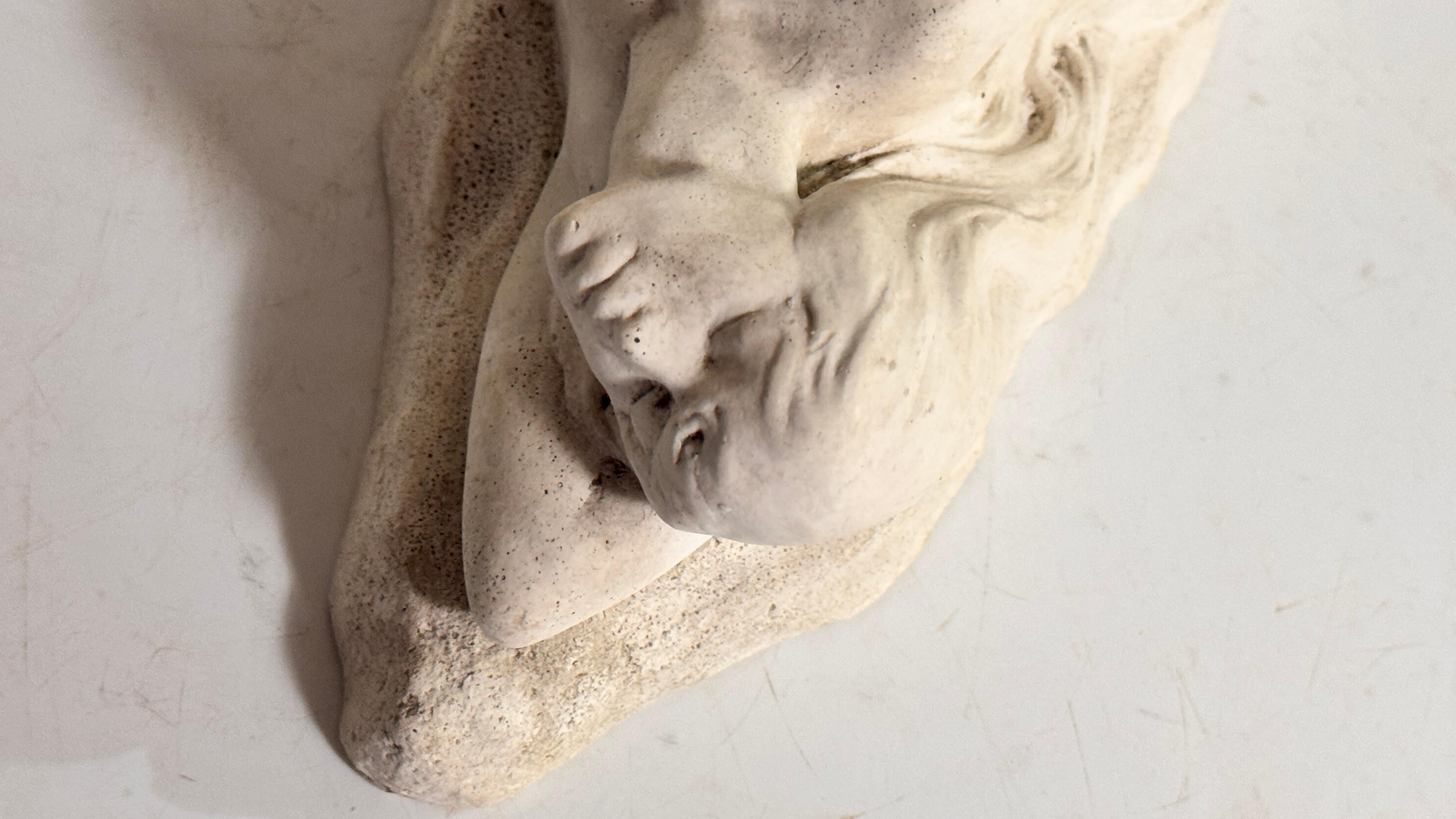 Scultura in gesso Art Deco francese degli anni '40 - Donna seduta su un basamento in vendita 1